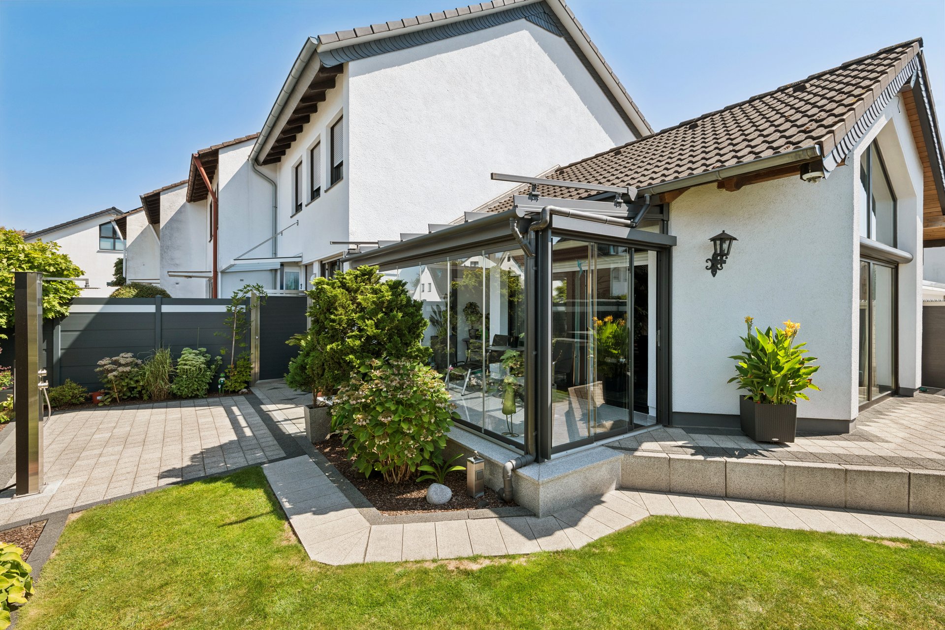 Großzügiges Reiheneckhaus mit außergewöhnlichem Anbau, Wintergarten und Ausbaureserve in Ratingen