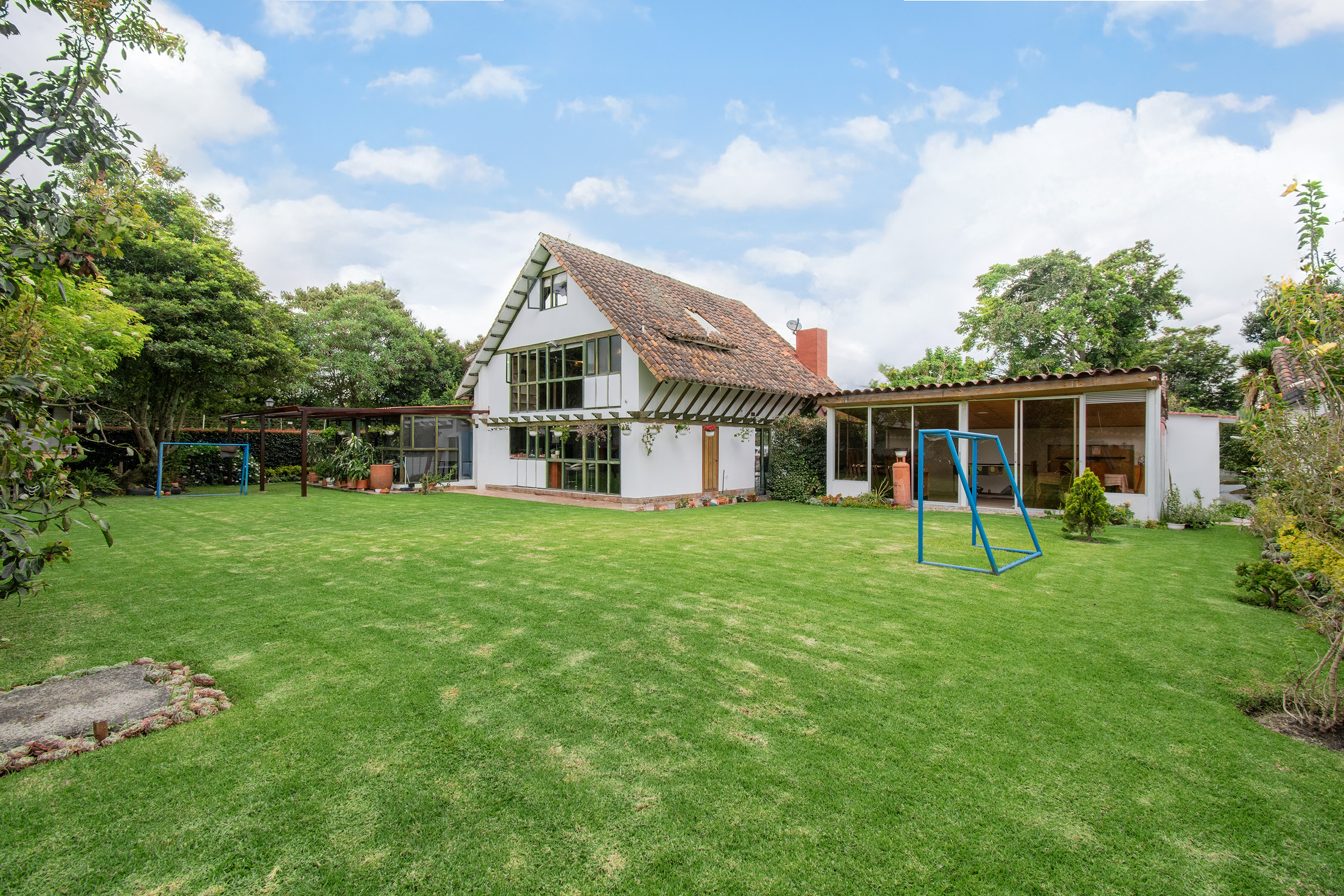 Casa con jardín para arriendo en Guaymaral