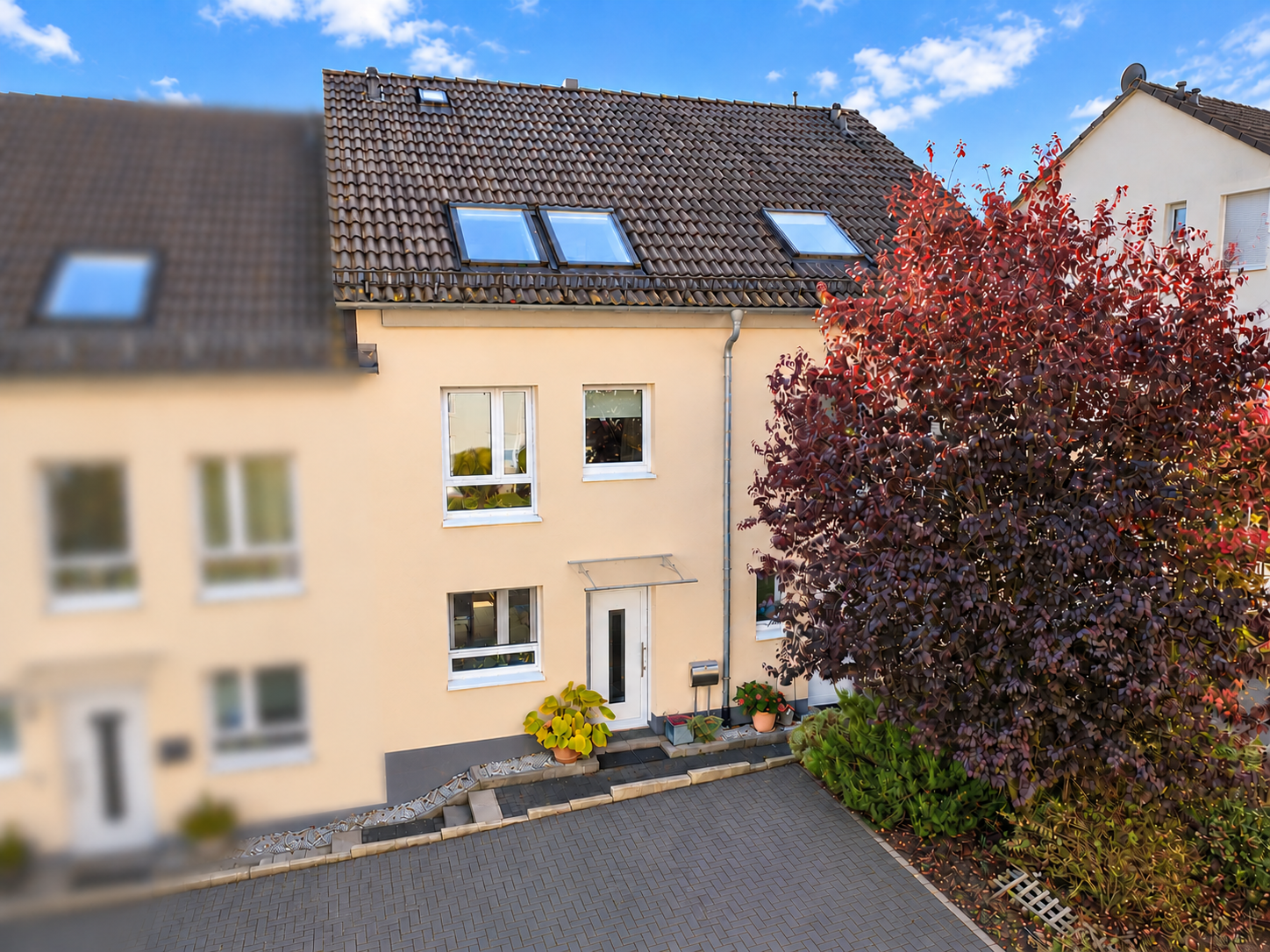 Idstein! Baujahr 2016! Gepflegtes Reihenmittelhaus!