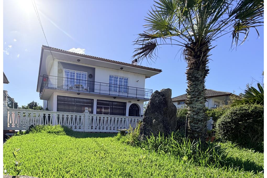 E&V sells a villa in Taragoña, Rianxo, with 5 bedrooms and a 898 m² plot.