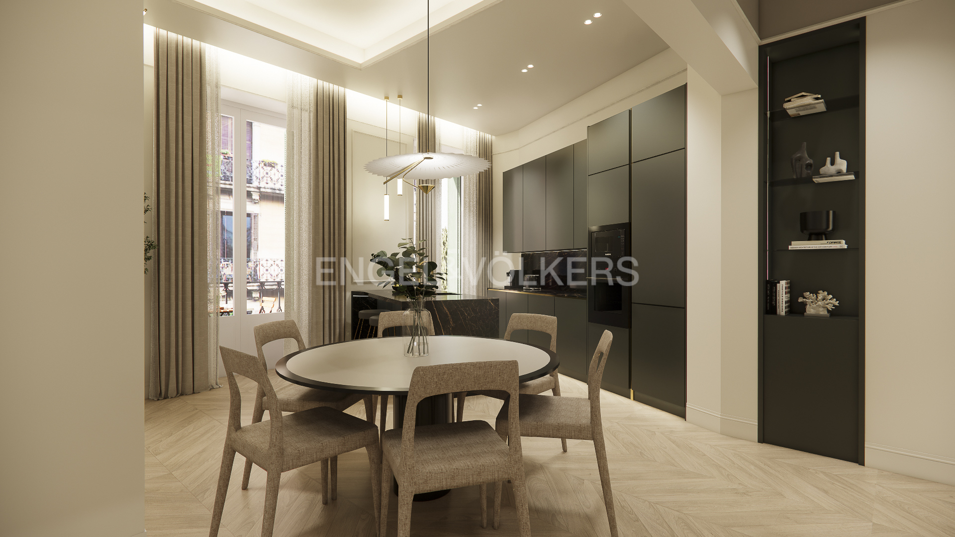 Spectacular property with 4 balconies in Malasaña