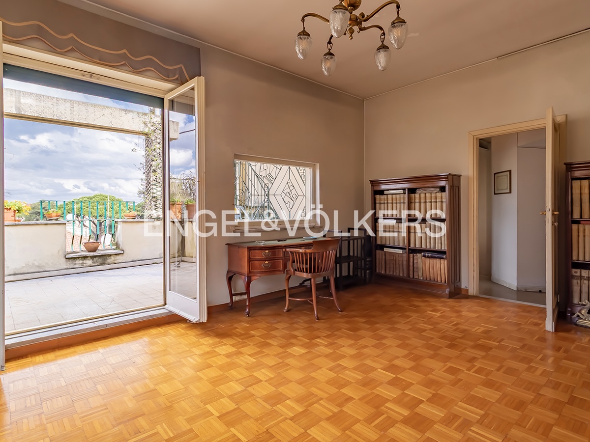 Prestigious penthouse with terrace on Via Savoia