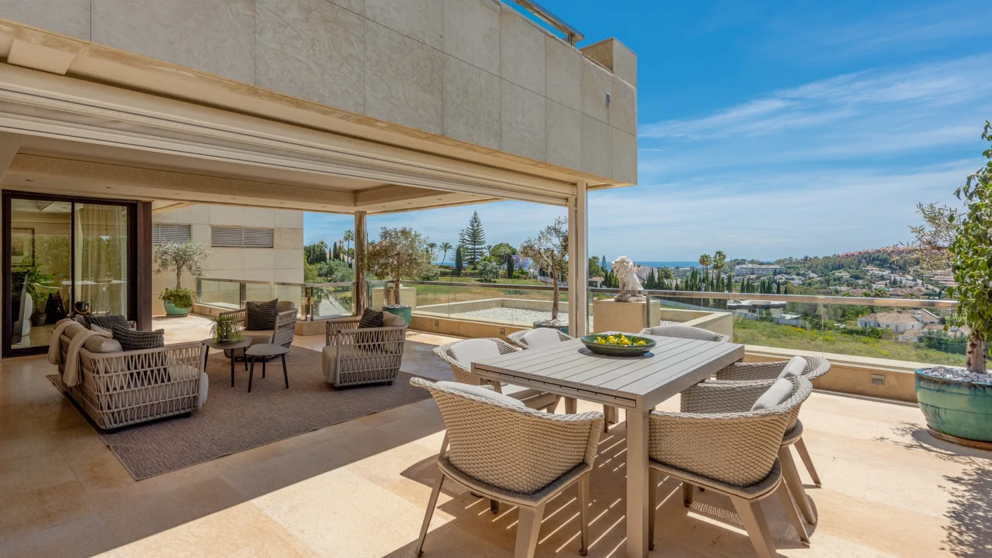 Luxuriöses Duplex-Penthouse in Nueva Andalucía mit privatem Pool und Panoramablick
