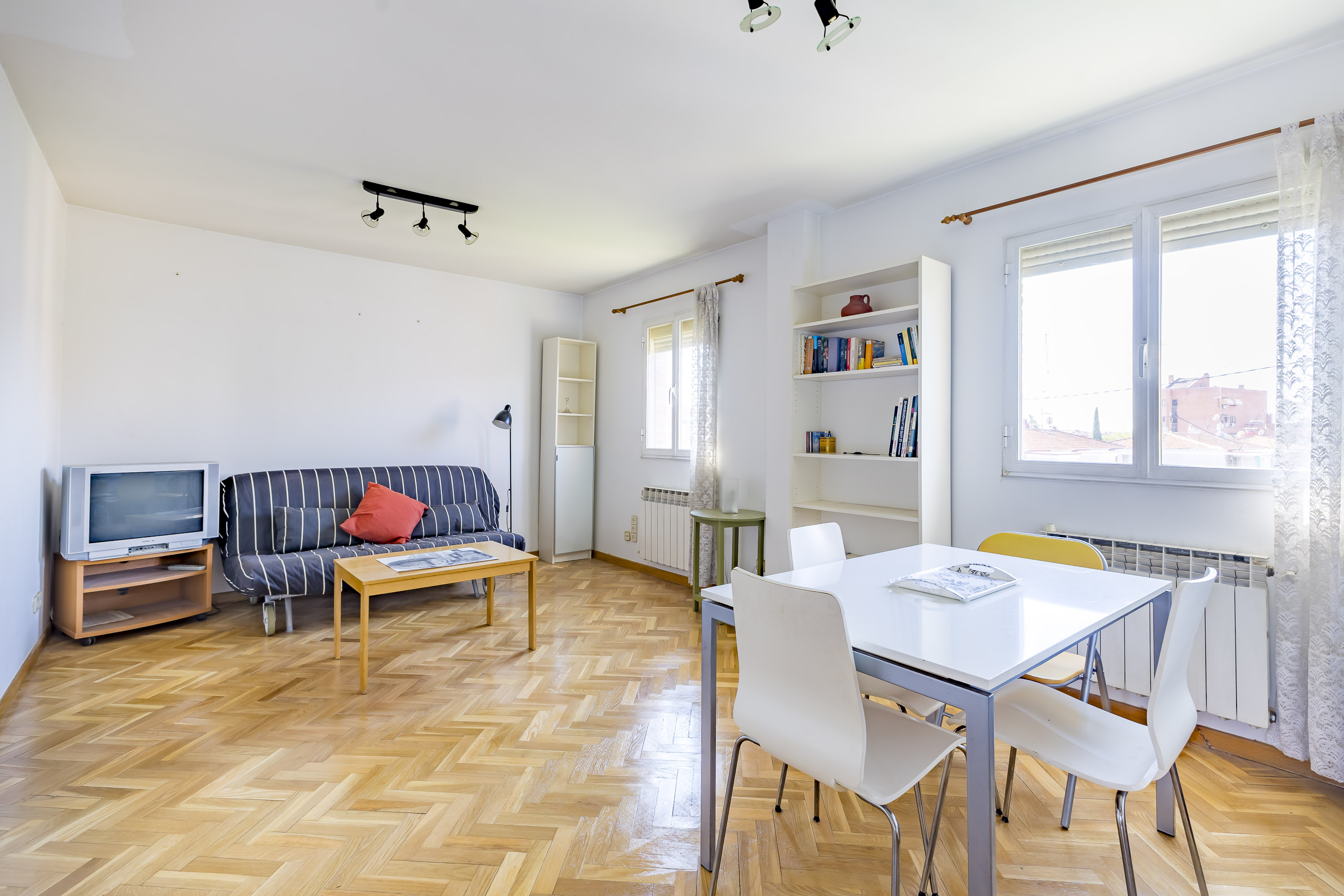 Bright south-facing exterior apartment with great renovation potential in Porto