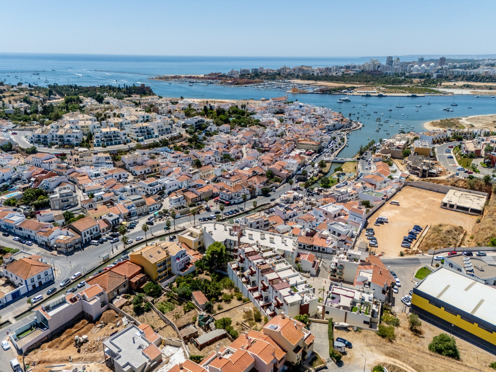 Maisonette mit 2 Schlafzimmern im Herzen von Ferragudo – Geräumigkeit, Licht und mediterraner Lebensstil