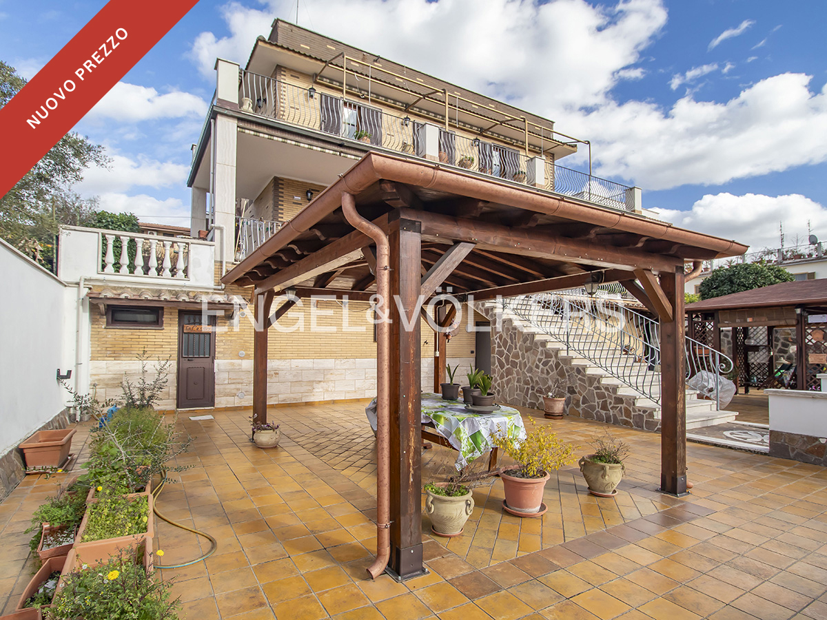 Semi-detached villa with garden in the Casal Morena area