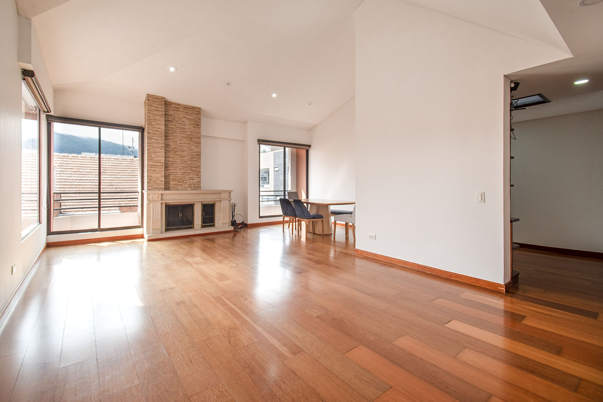 Iluminado apartamento con terraza para arriendo en Santa bárbara