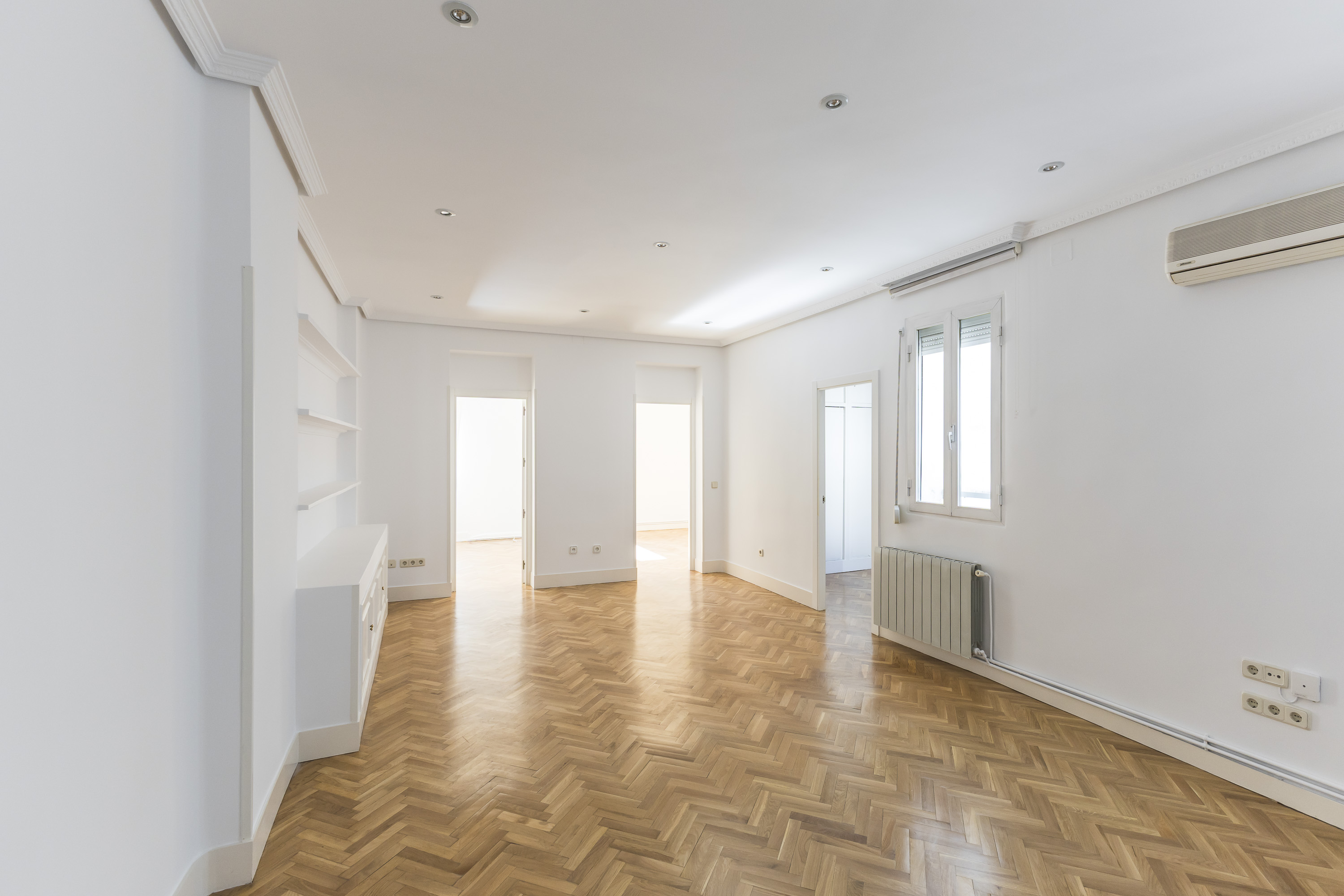 Bright exterior 3-bedroom apartment with balconies