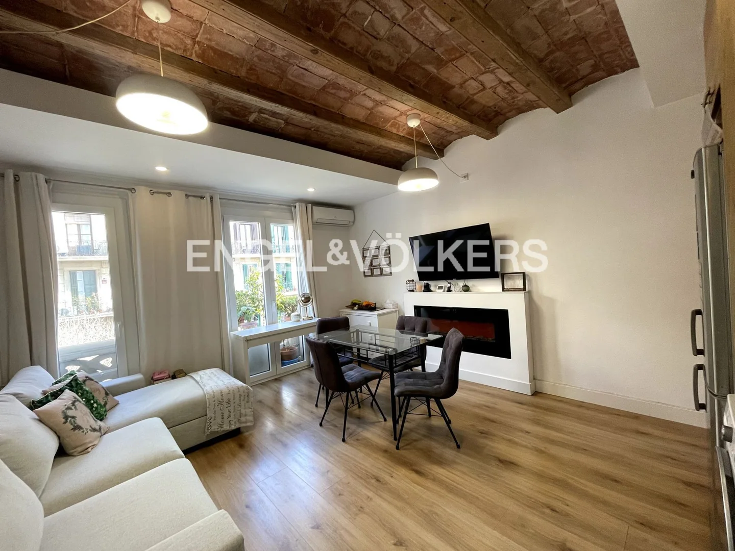 Flat with original elements in Eixample