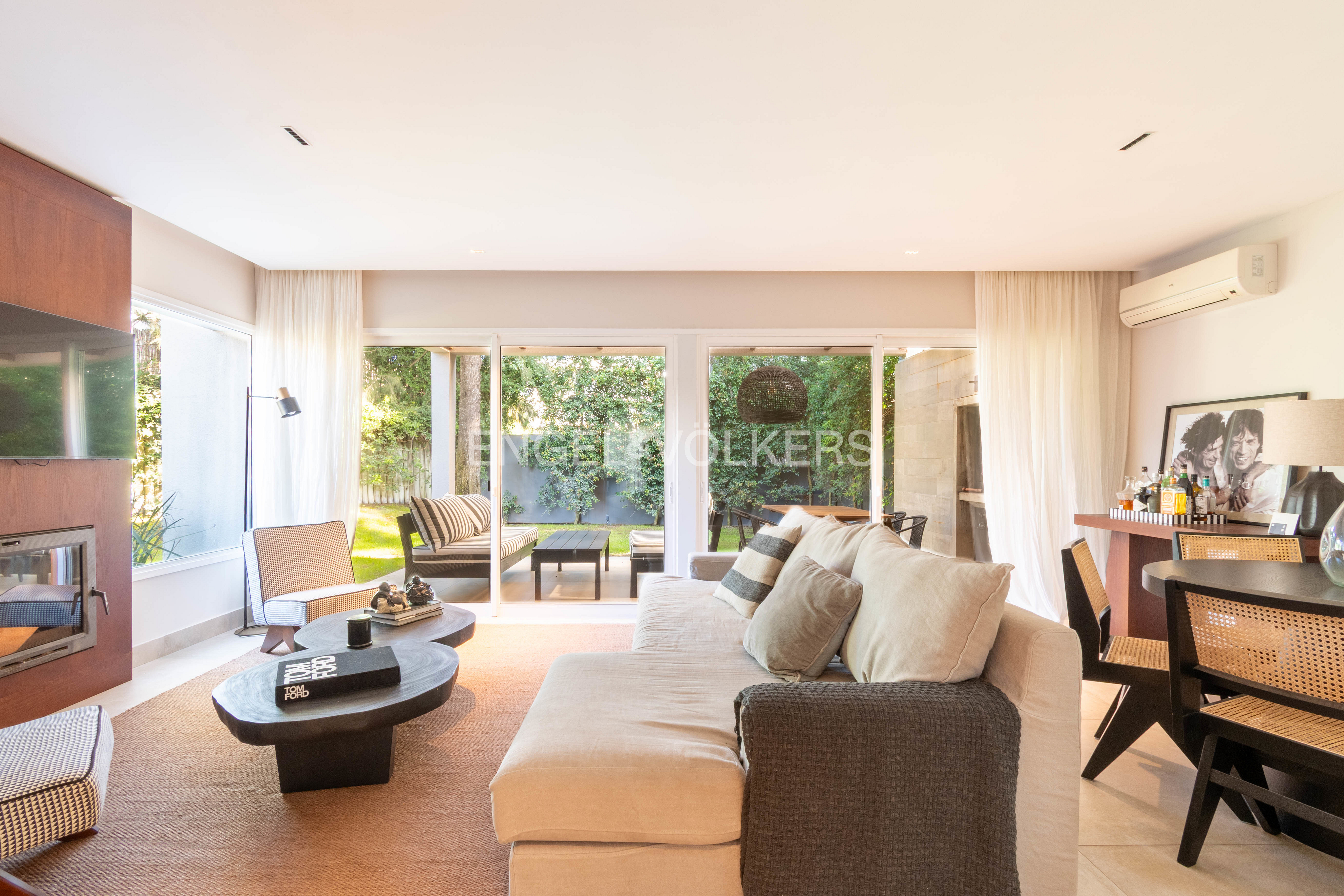 Modern style house for rent in Los Olivos District, Montevideo (Furnished option)