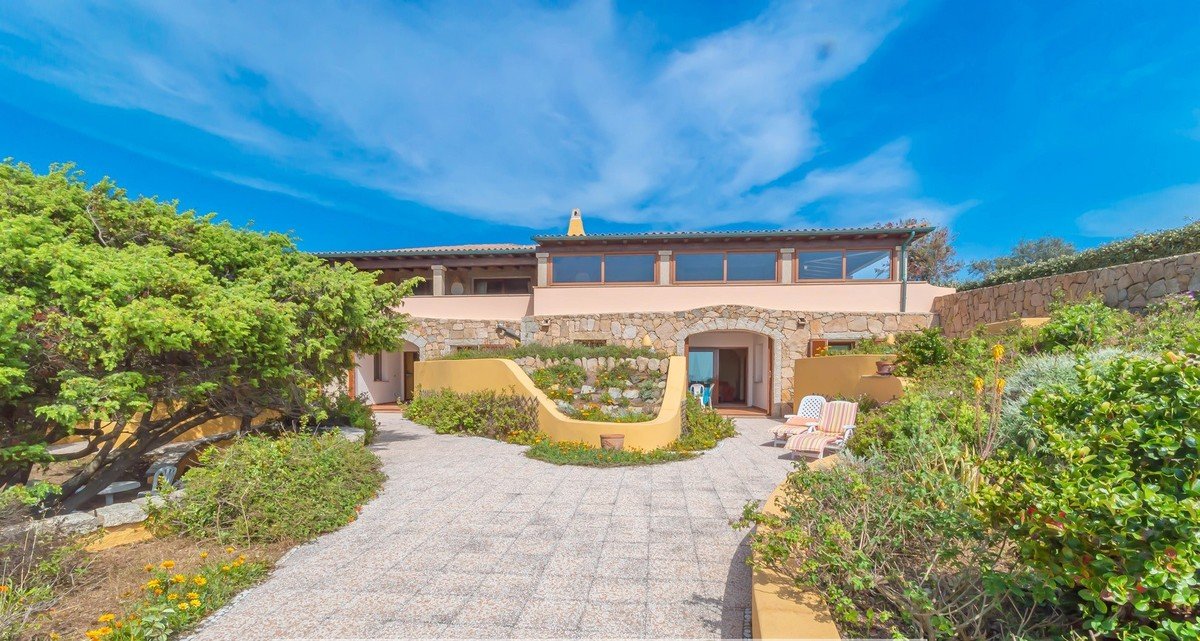 Villa with spacious garden and panoramic sea view