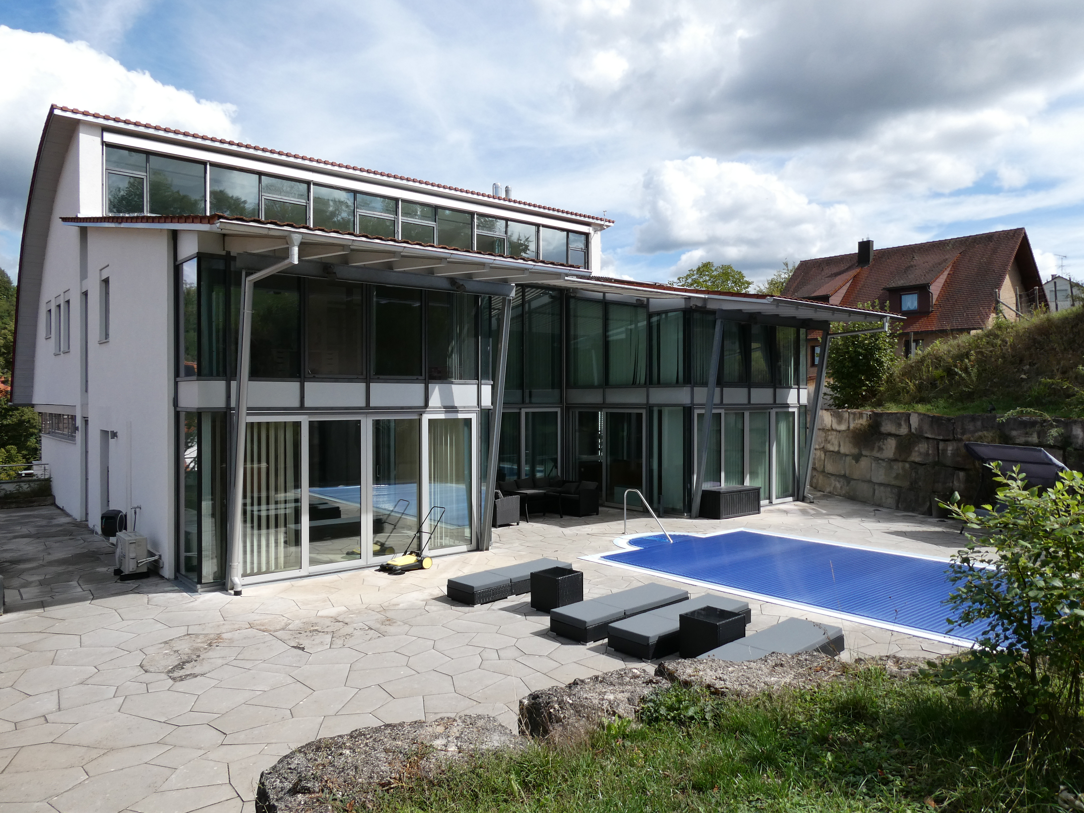 Außergewöhnliche Architektur in bester Verarbeitung mit Gartenparadies und Pool