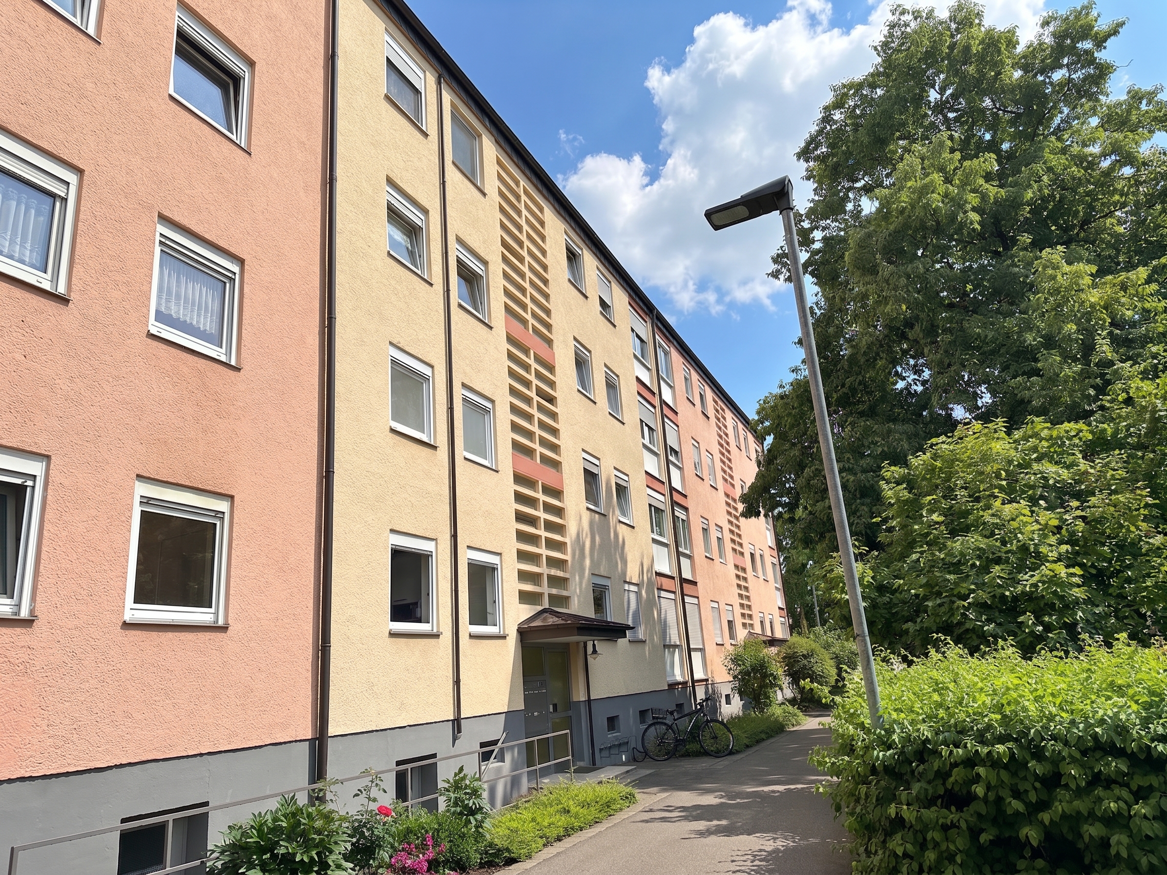 2‑Zimmer‑Wohnung mit Südbalkon, 1. Obergeschoss, vermietet