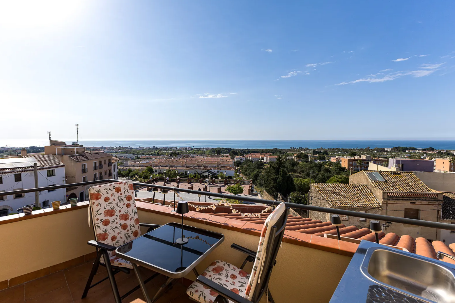 Apartment with panoramic sea views in Creixell