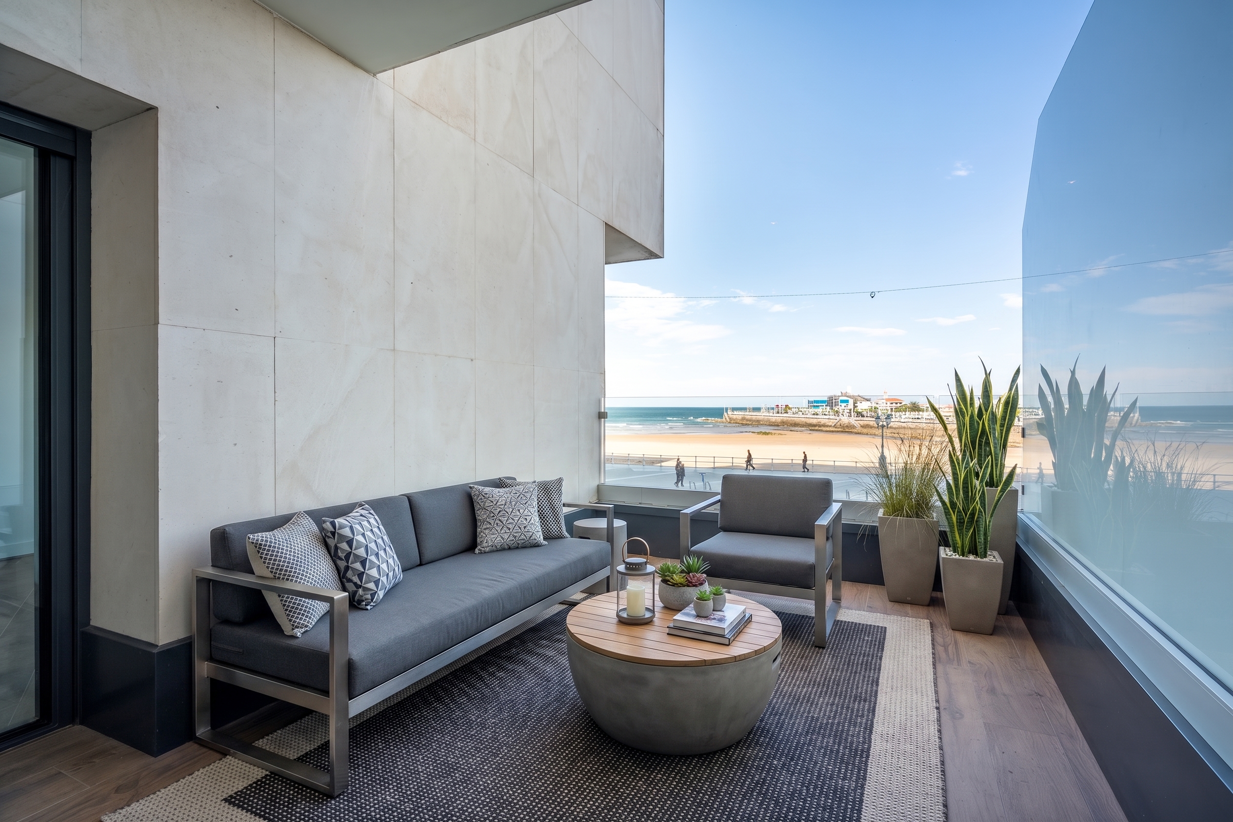Elegante piso con terraza, garaje y vistas frente al mar