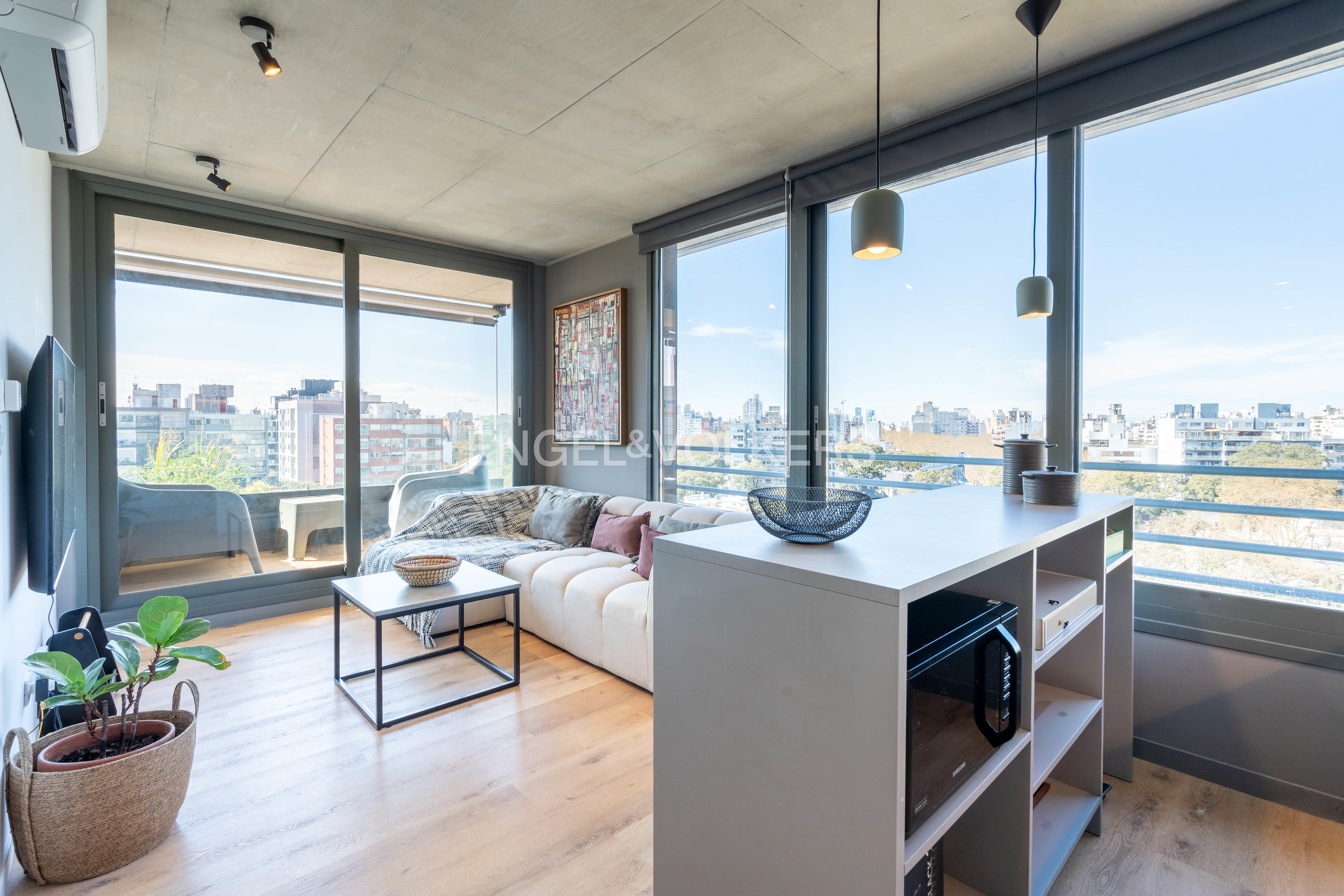 Brand-new duplex penthouse in Punta Carretas, Golf area. Private terrace with barbecue grill and beautiful view.