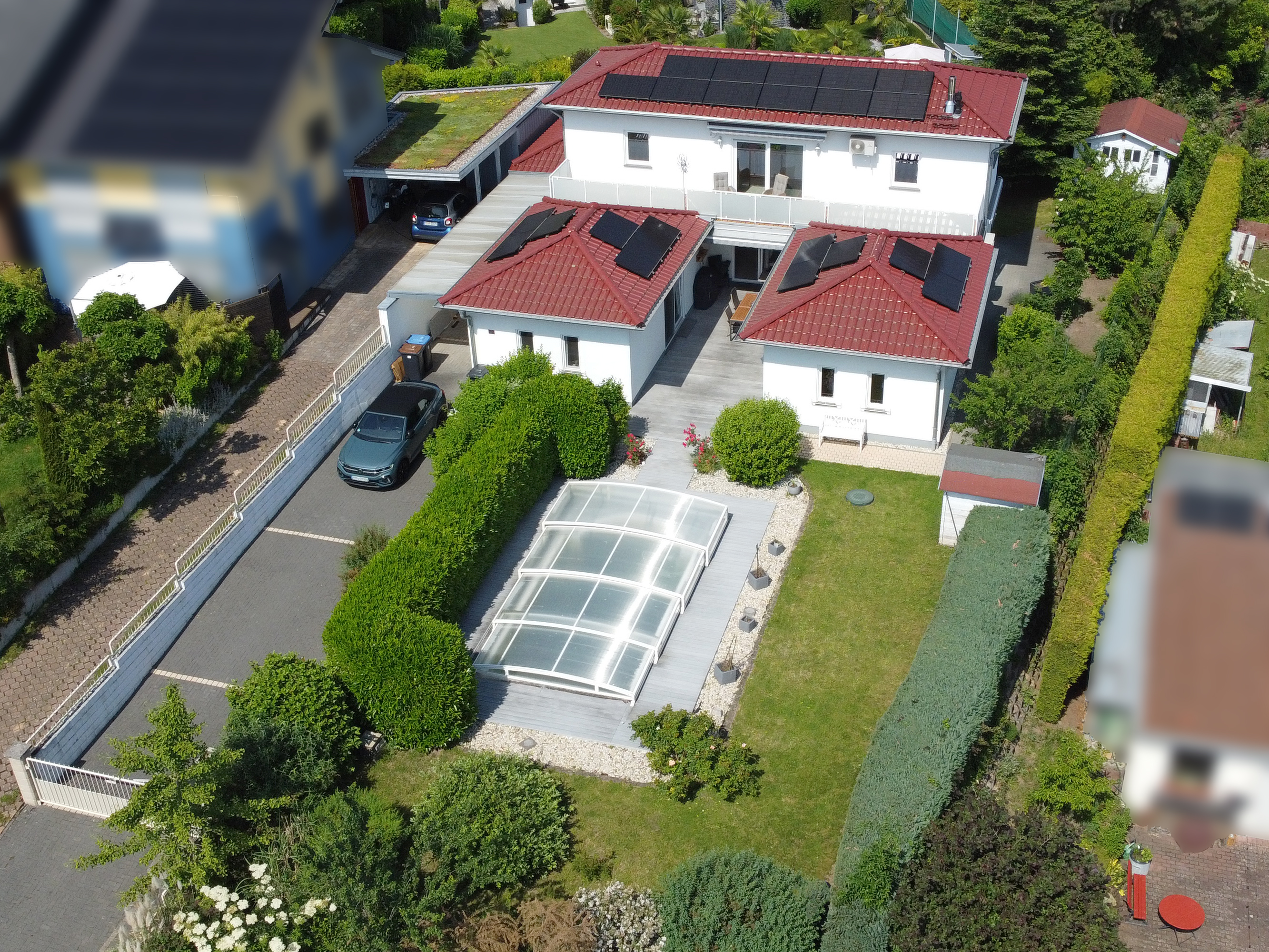 Hochwertiges Einfamilienhaus im Atrium-Bungalowstil in begehrter Blicklage mit Pool und PV-Anlage