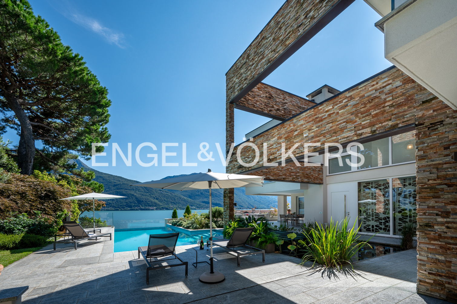 Prestigious Villa with pool and beautiful lake view