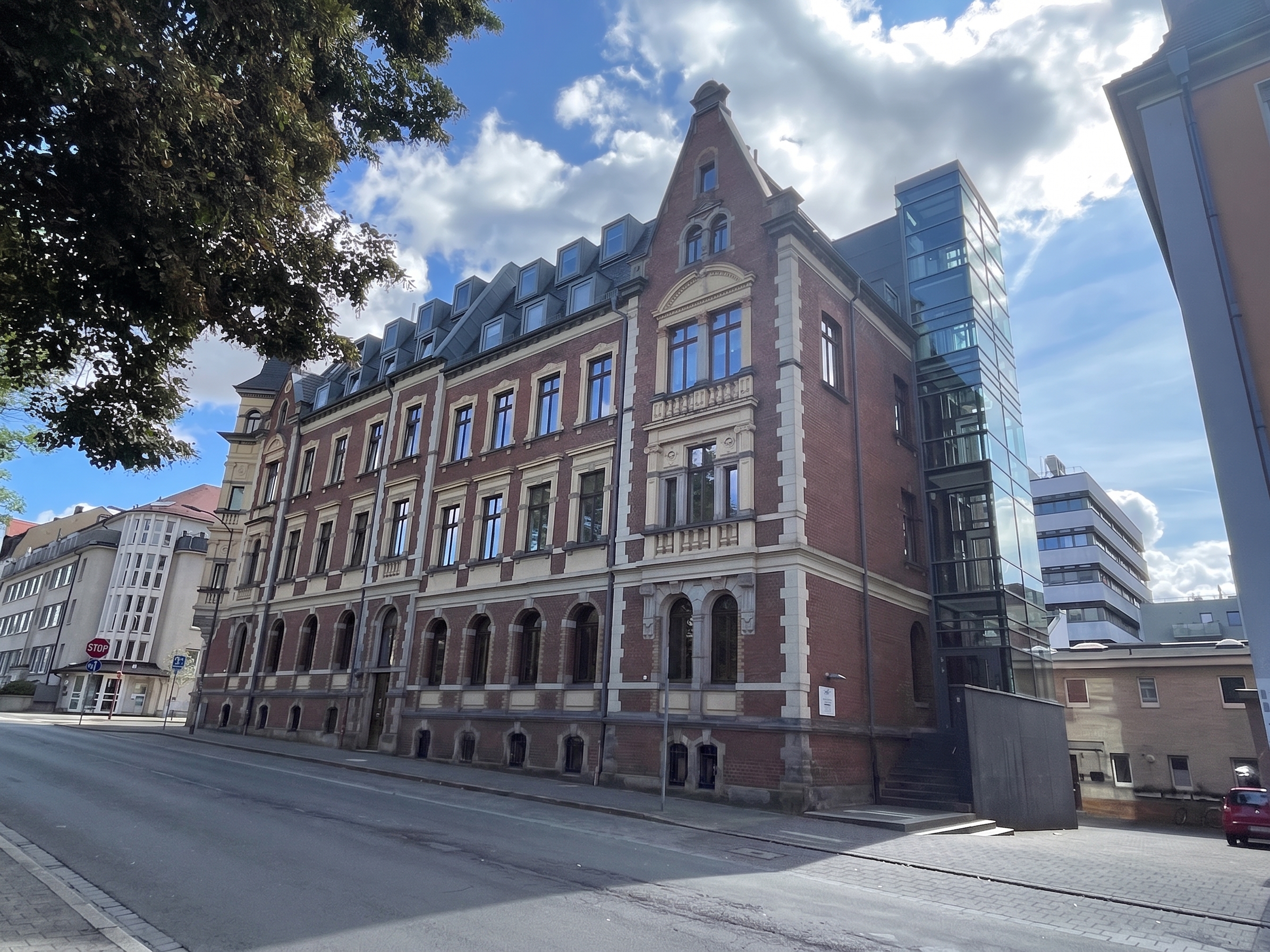 Historisches Ambiente trifft auf vielseitig nutzbare Büro- und Praxisräume [KI-modifiziert]