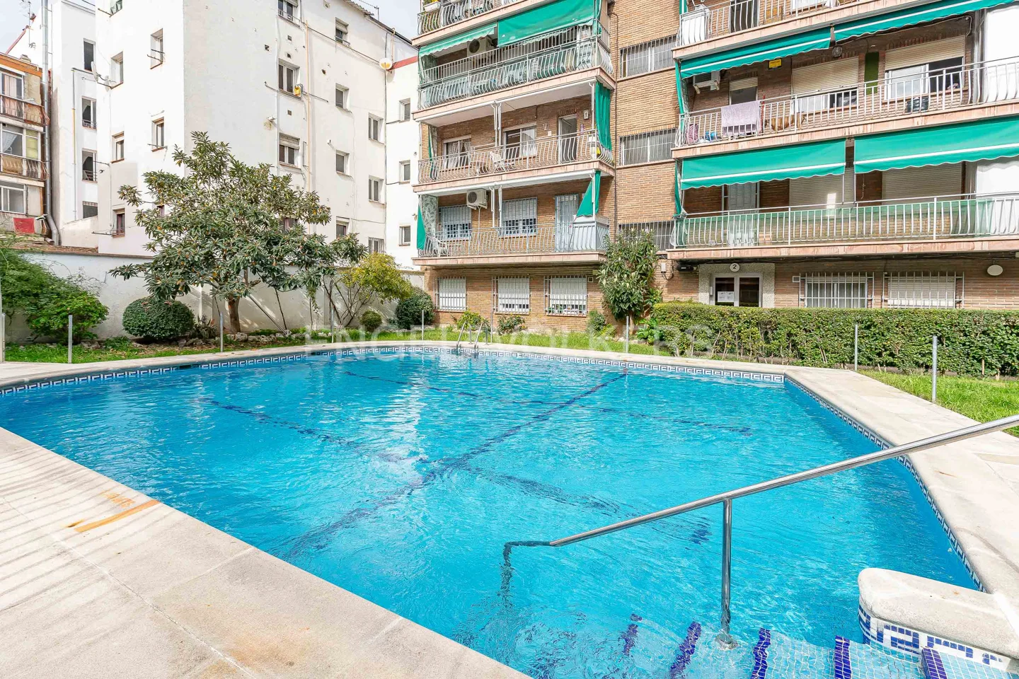 Spacious apartment with swimming pool in Ventas