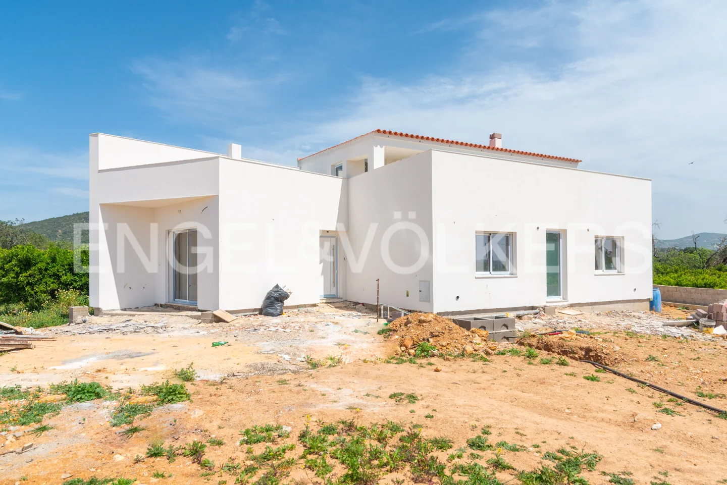 Brand new villa with extension project in Sta Bárbara de Nexe