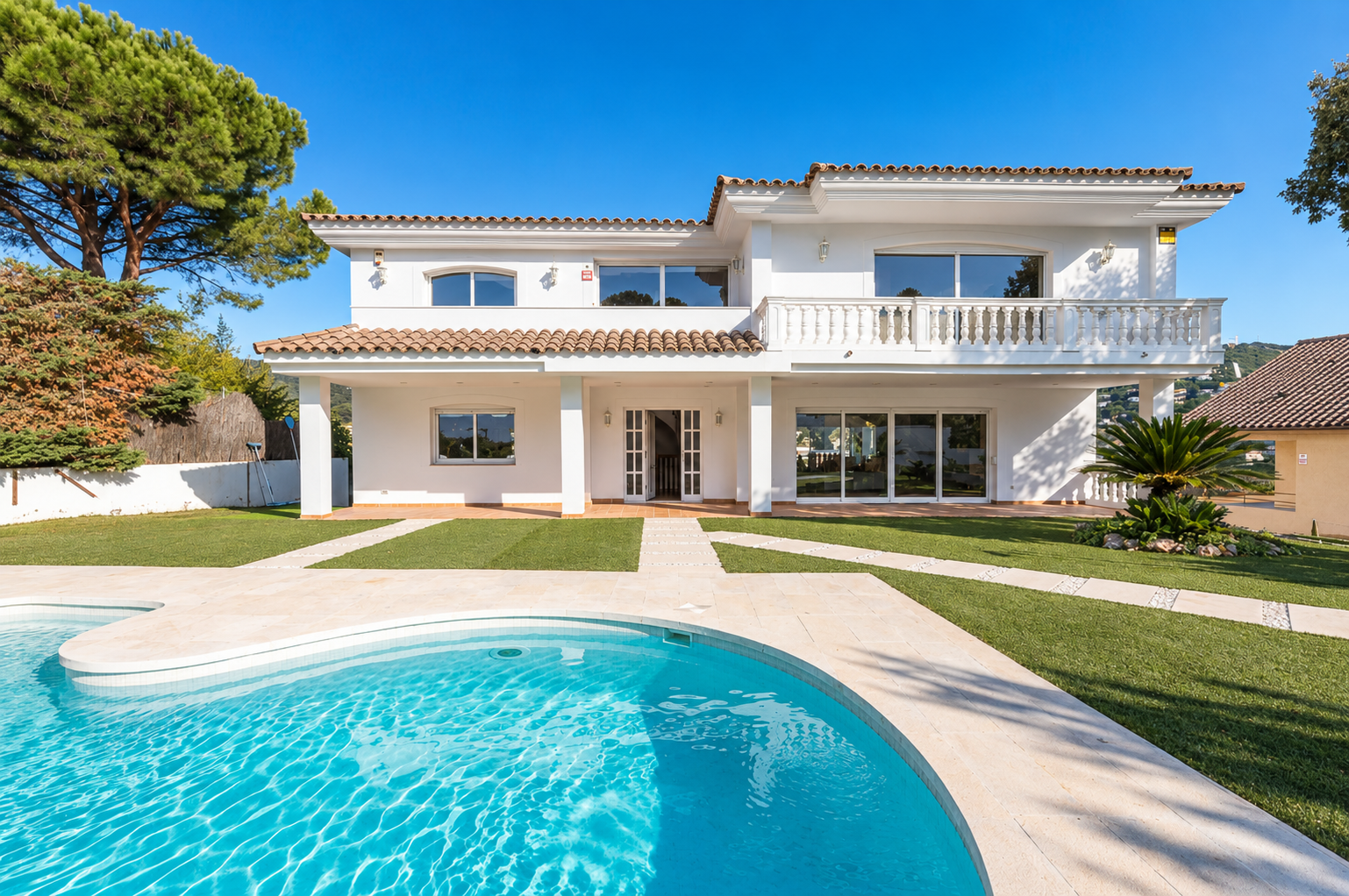 Large house with garden, pool, and garage for six vehicles in Cabrils