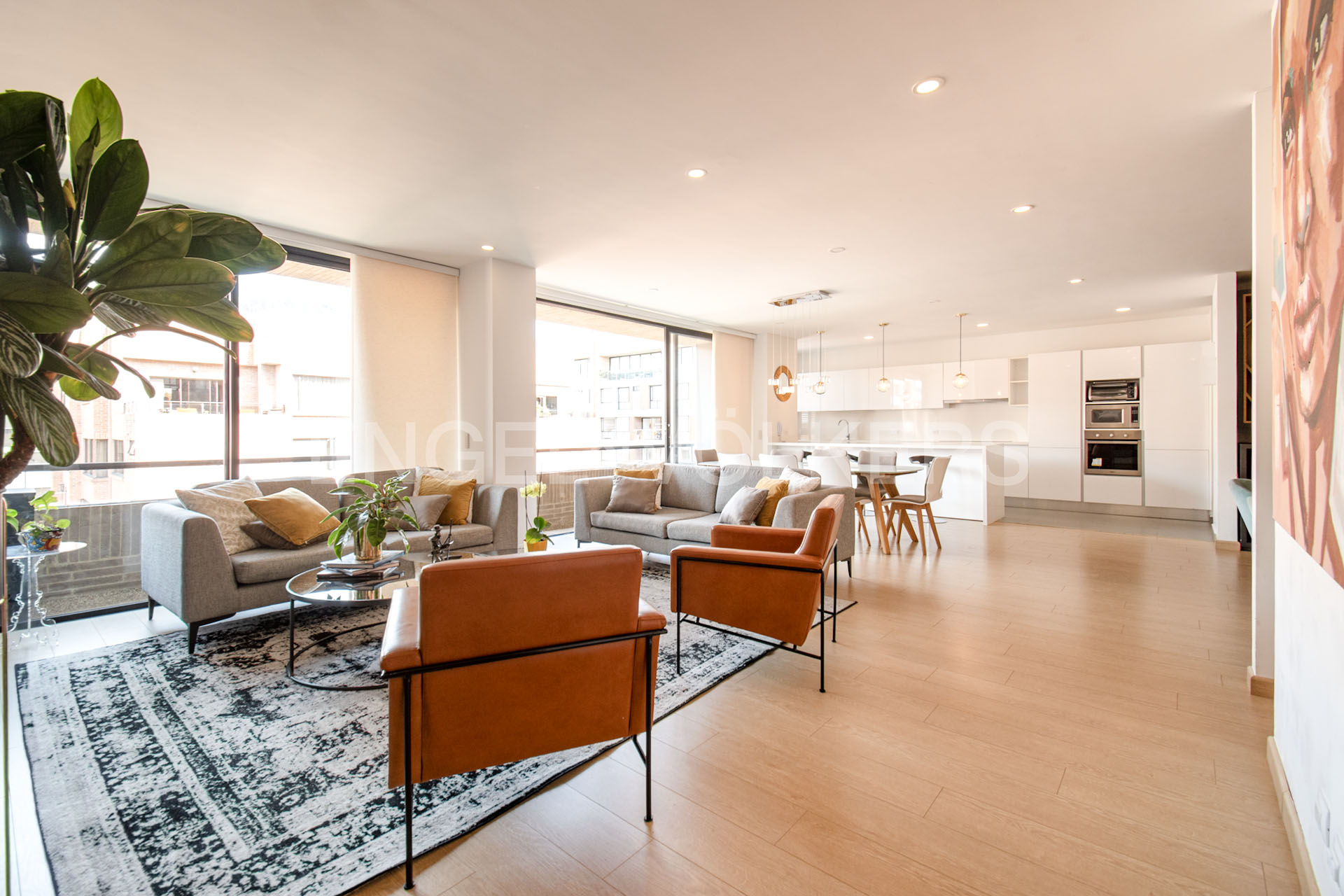Moderno apartamento con balcón, amoblado para venta en La Carolina