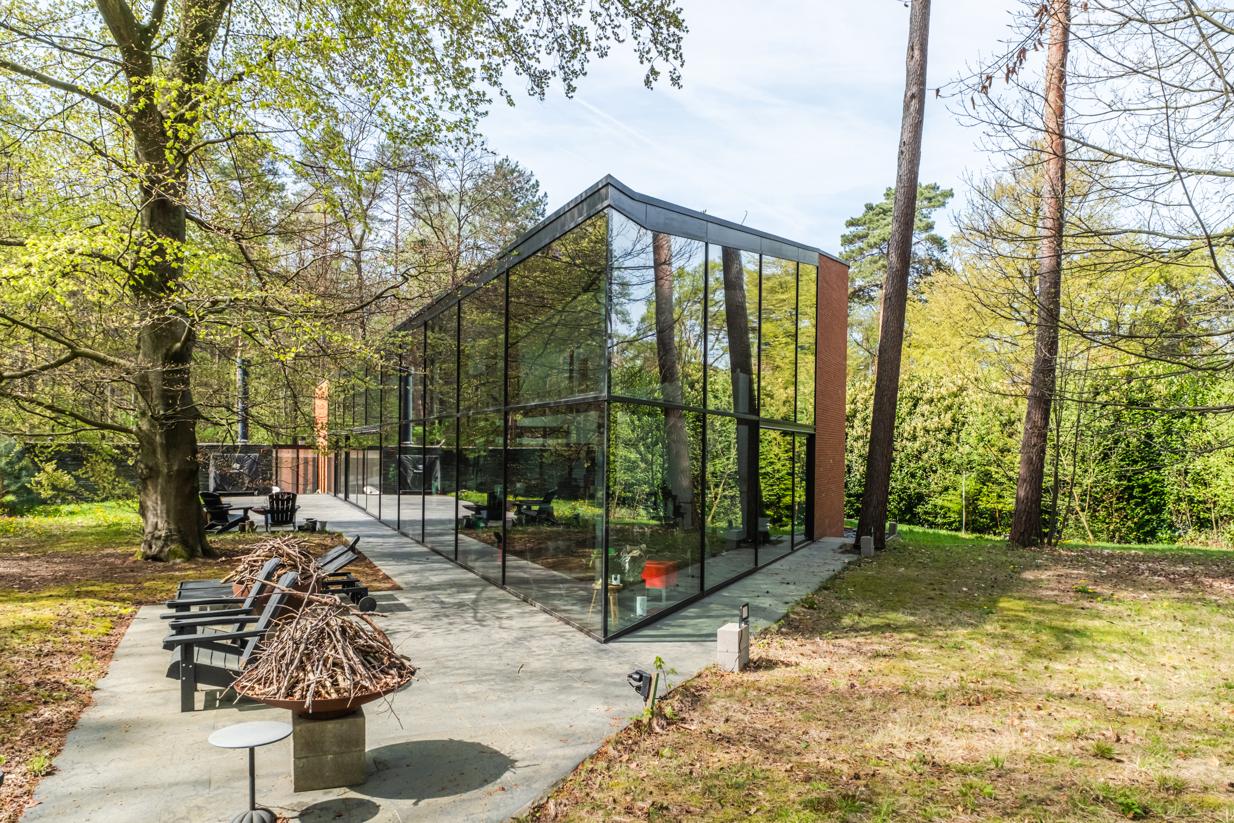 An Exceptional Architecture on the Edge of the Golf Course