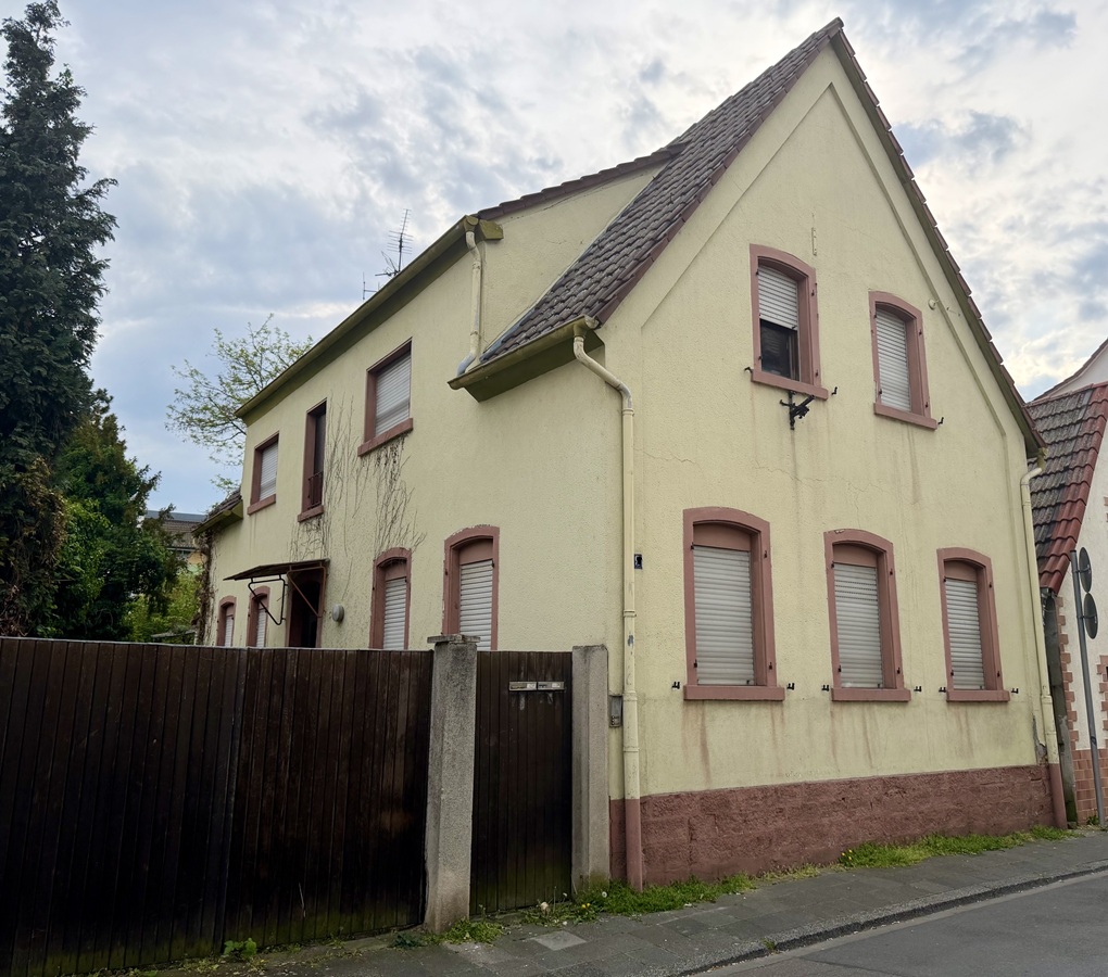 Sanierungsbedürftiges Ein- oder Zweifamilienhaus mit großem Grundstück in LU-Mundenheim!