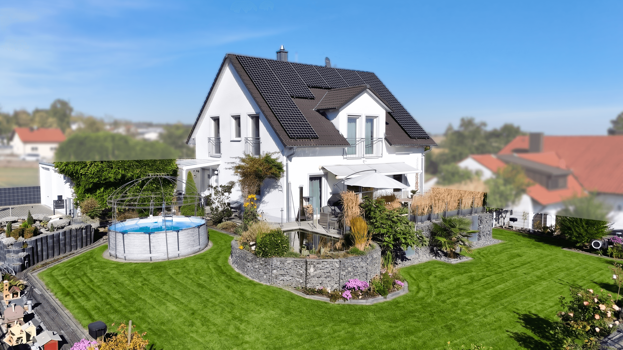Freistehendes Familienparadies mit Pool, Sauna, PV-Anlage, Koiteich und weiteren Extras!