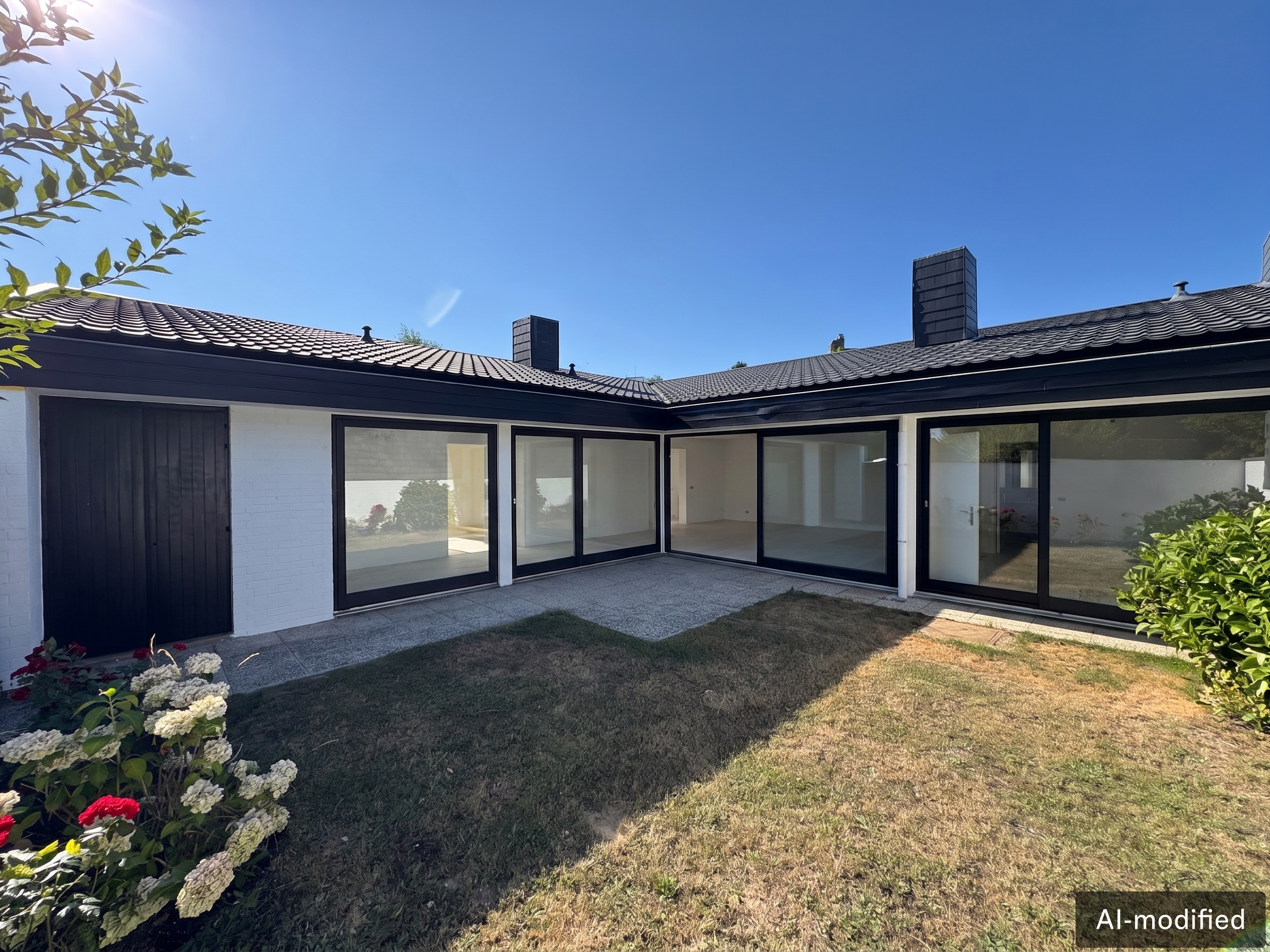 Bright single-storey three-bedroom house with a private garden