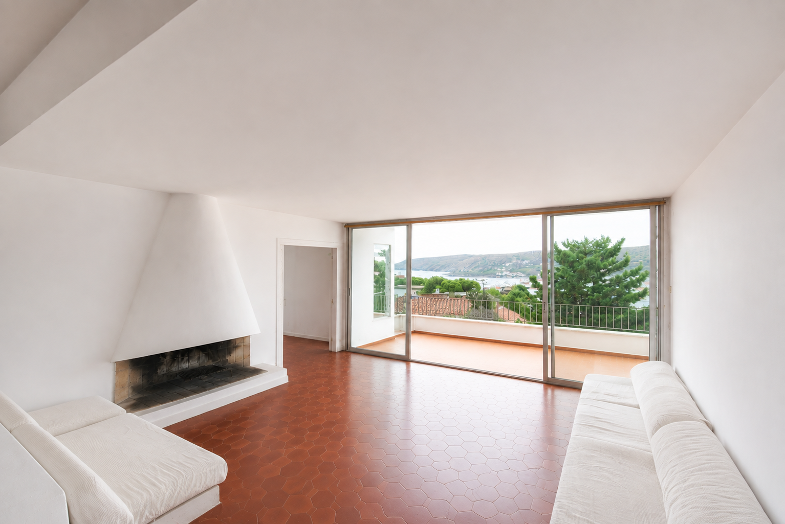 Grand appartement avec terrasse et vue spectaculaire sur la mer [Modifié par IA]