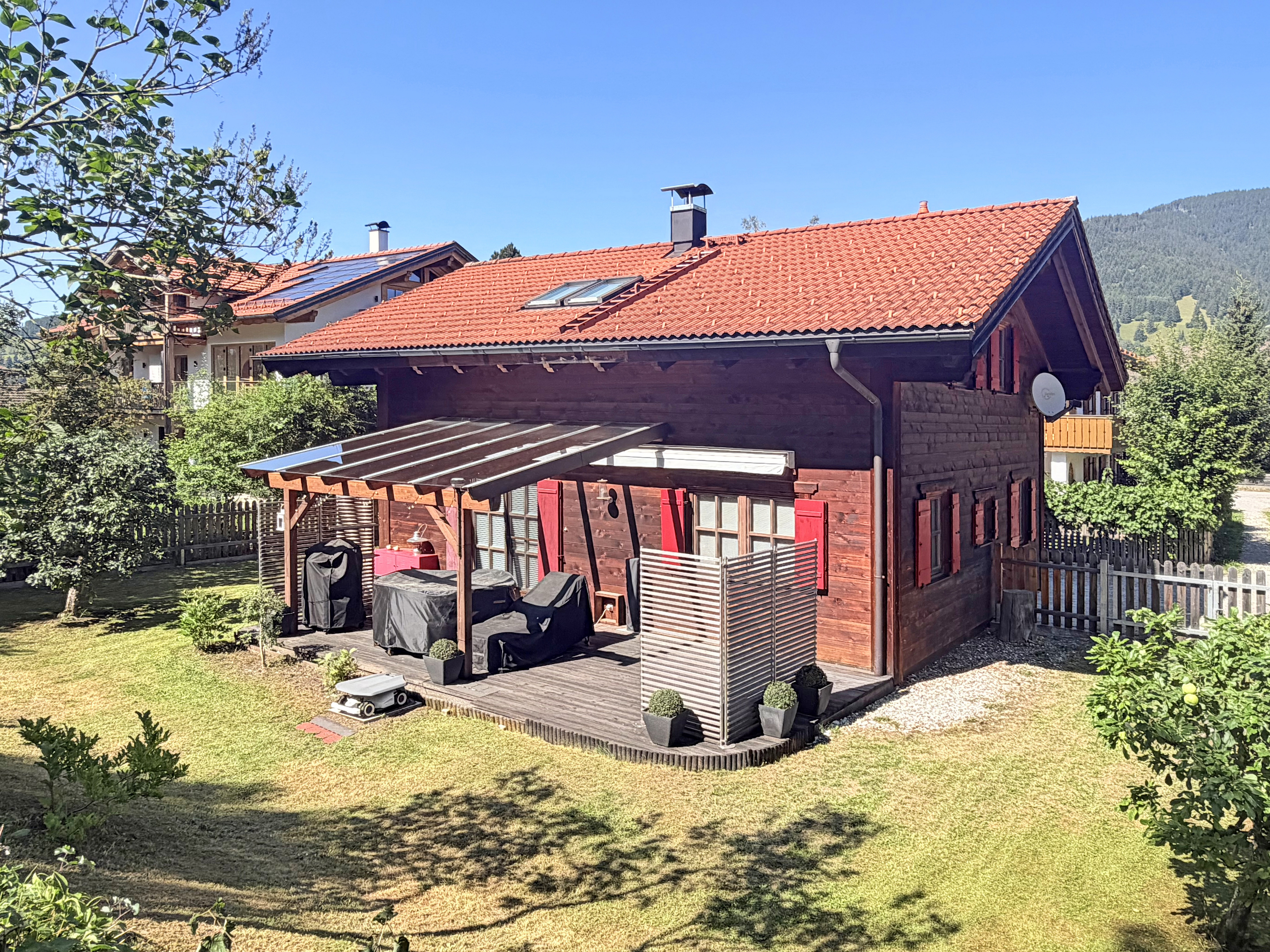 Traditionelles Holzblockhaus in ruhiger sonniger Lage von Oberammergau