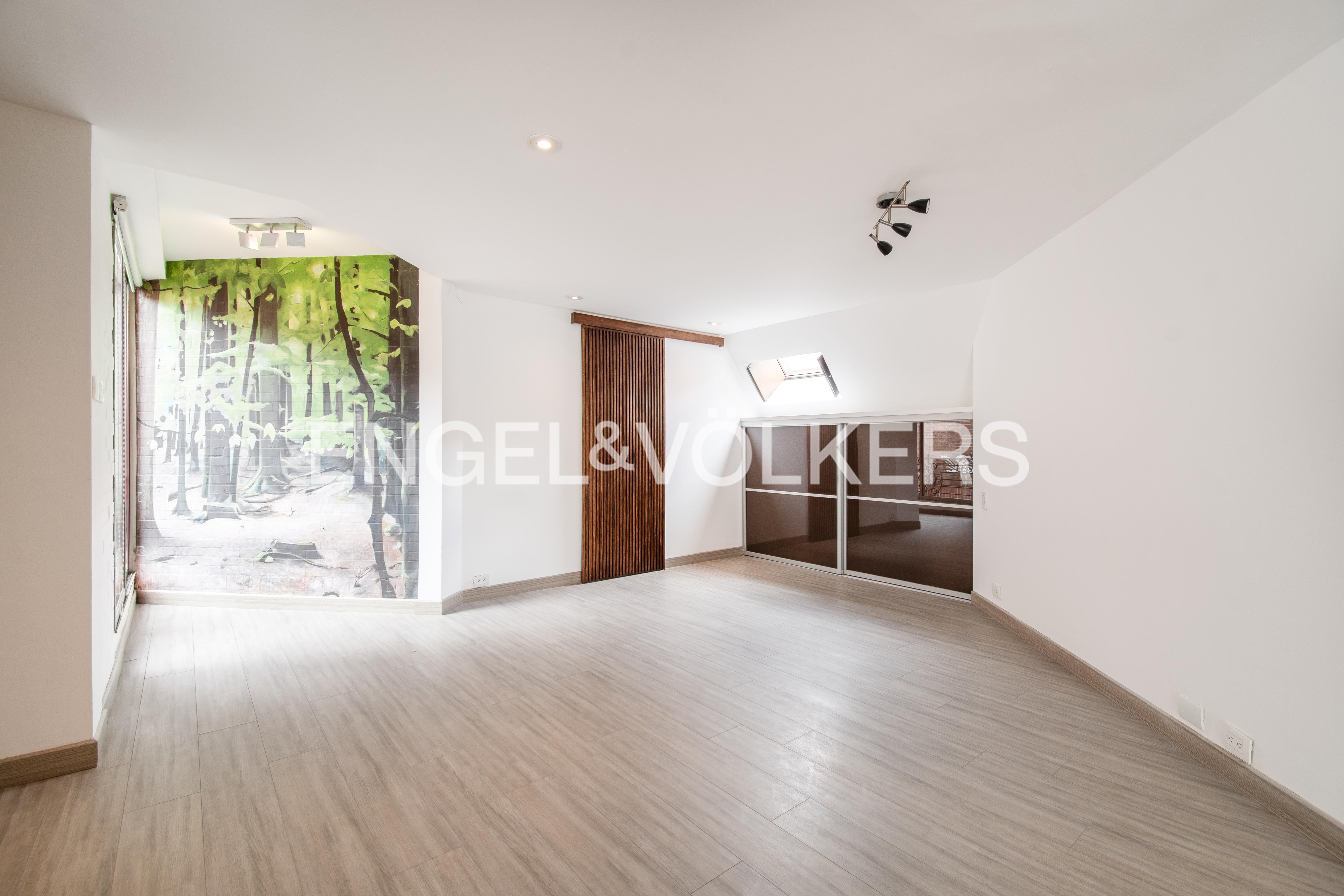 Iluminado apartamento con terraza para arriendo en Chicó Reservado
