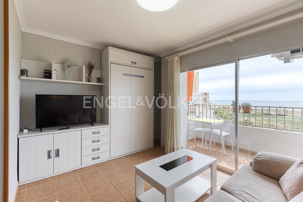 Short-stay apartment with sea views and parking included