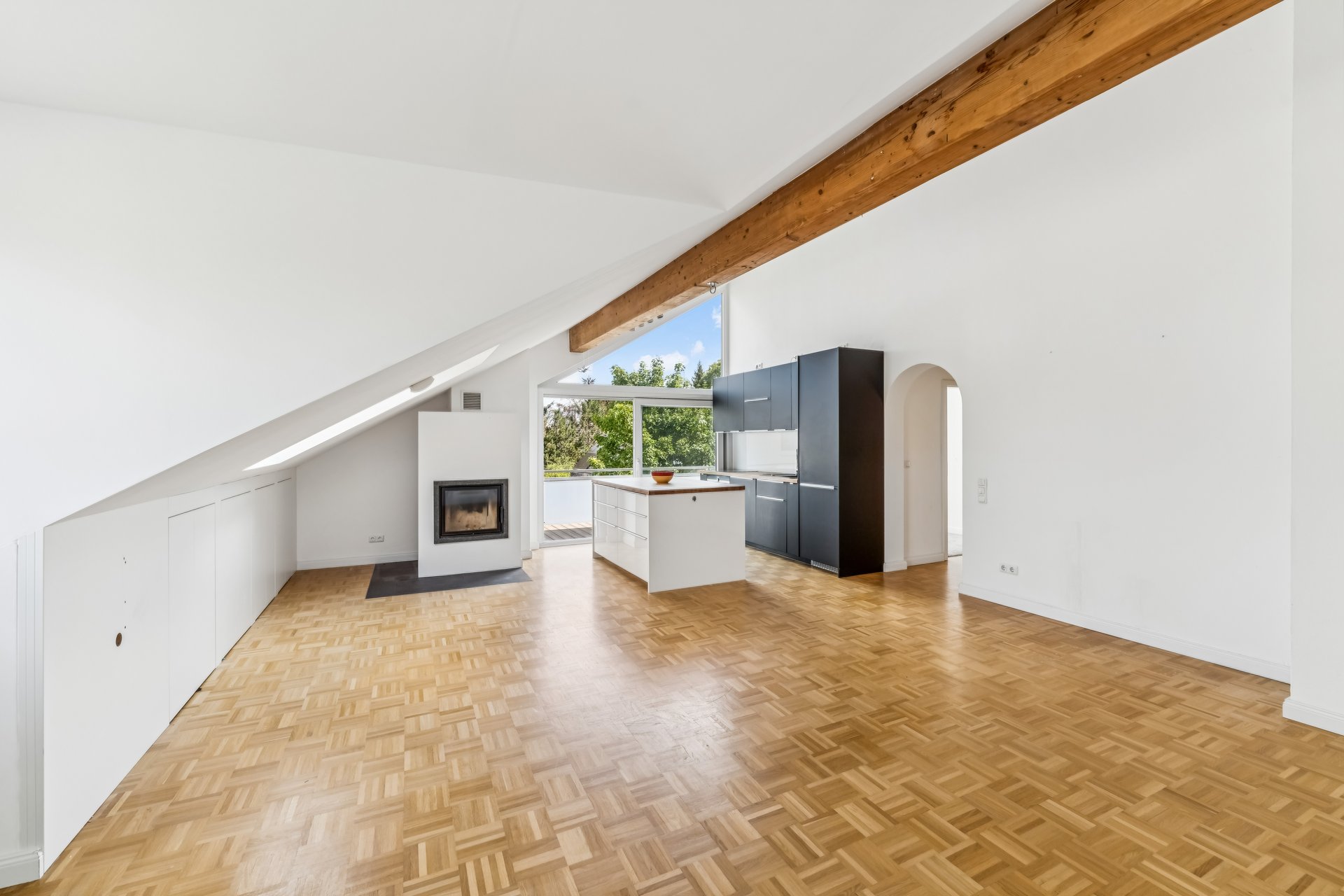 Light-filled 2.5-room attic apartment