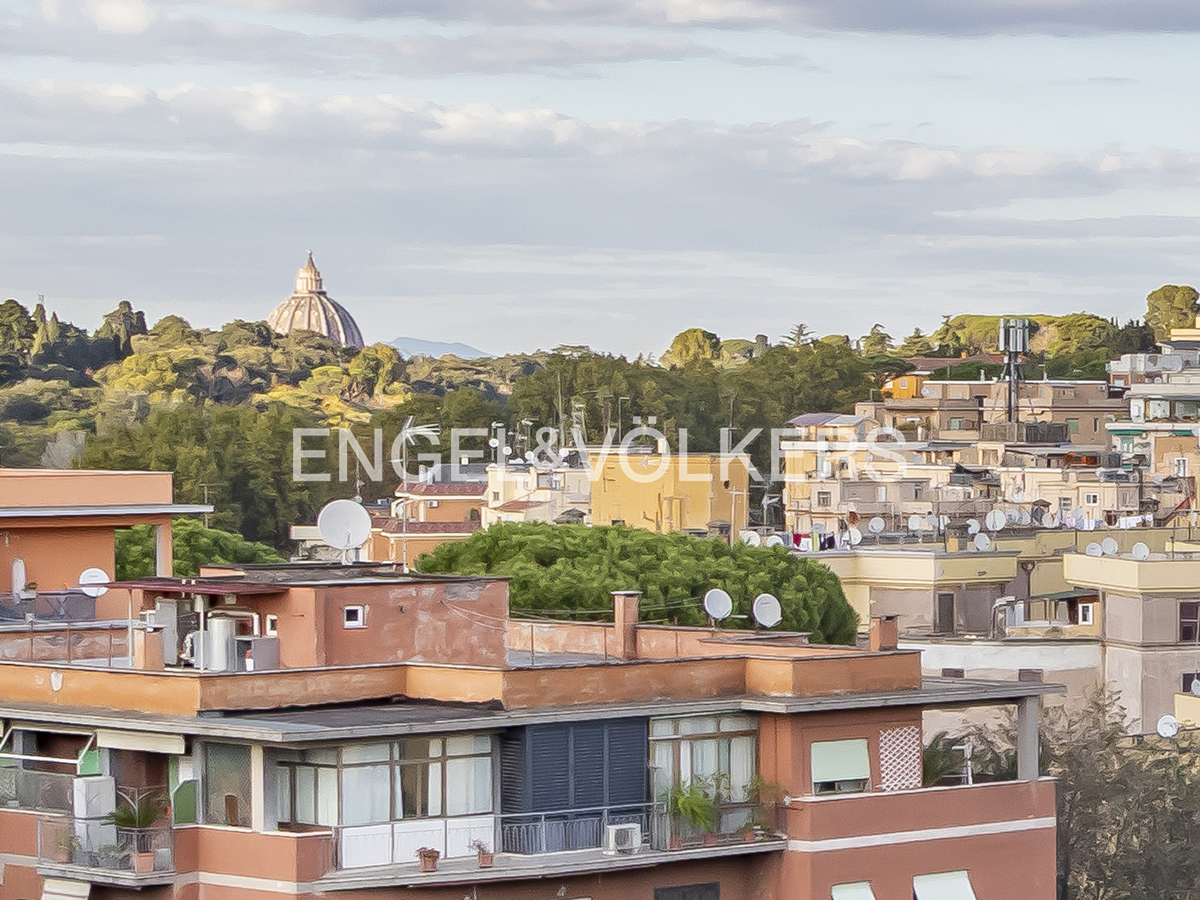 Bright, private top-floor apartment with terrace on Via Fabiola