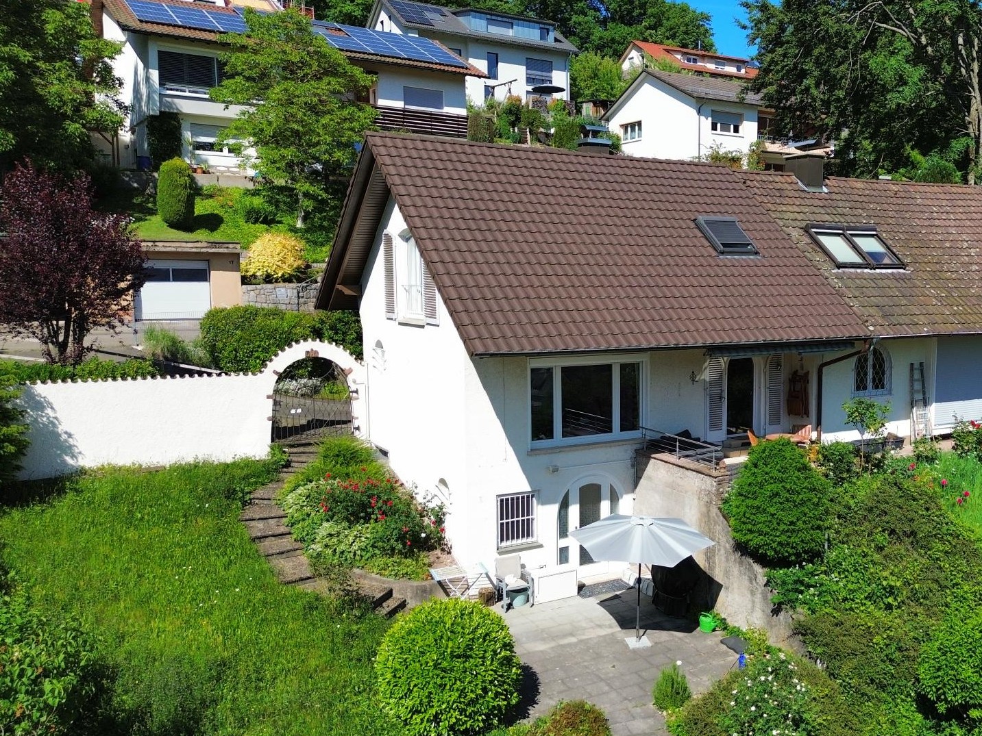 Top modernisierte Wohlfühloase mit herrlicher Aussicht, Einliegerwohnung und Doppelgarage