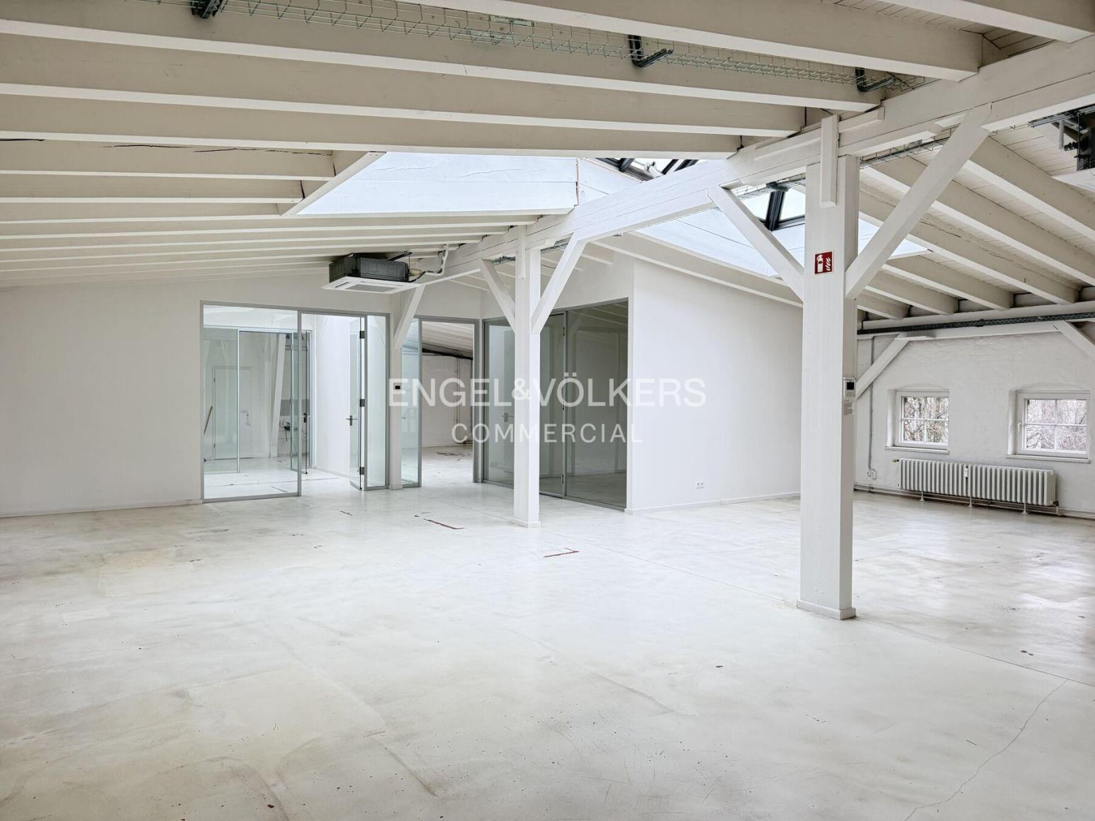 Helles Büro mit Klimatisierung