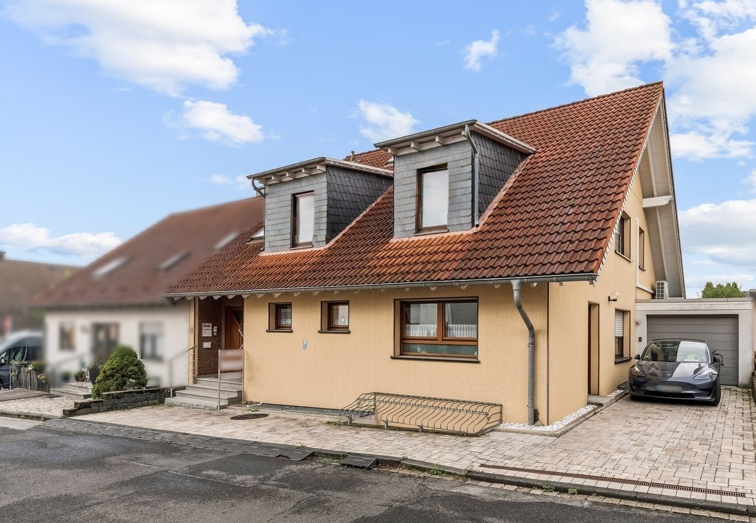 Spacious semi-detached house with solar panels and a versatile layout in Wachtberg-Berkum