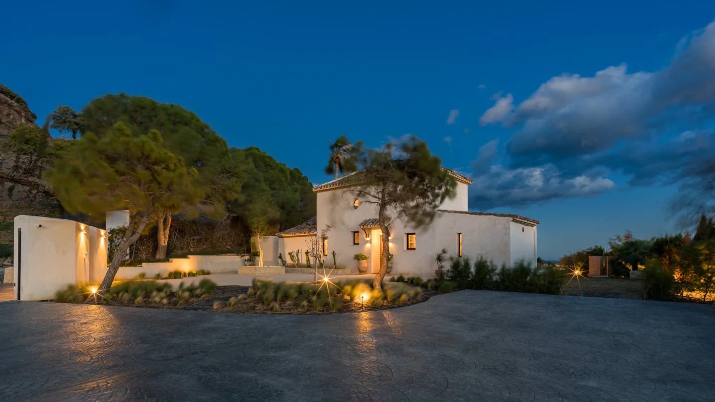 Stunning villa with six bedrooms and sea views
