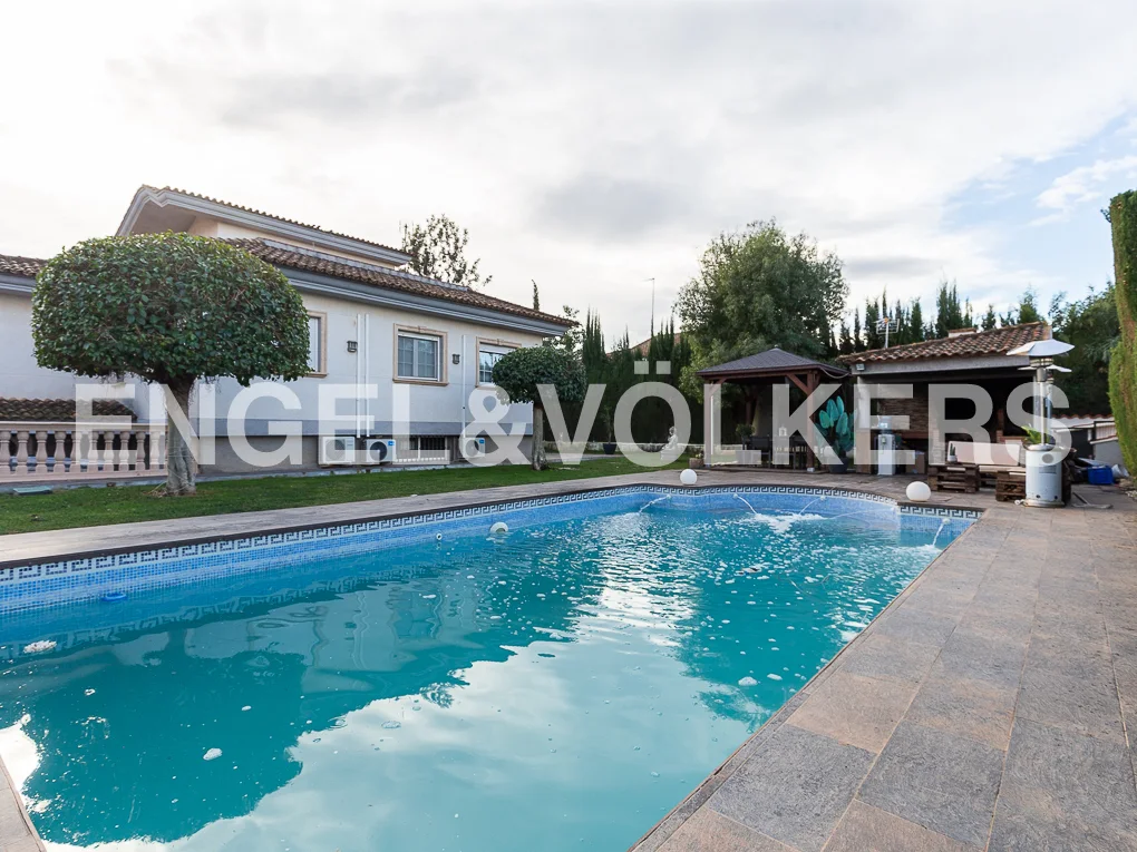 Amazing detached house with pool in La Pobla de Vallbona