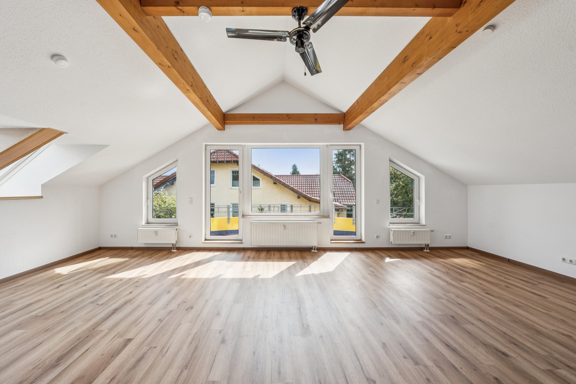 Villa-Atelier mit Penthouse Charakter: Ein individuelles Zuhause mit 3 Zimmer Option und separatem Hobbyraum