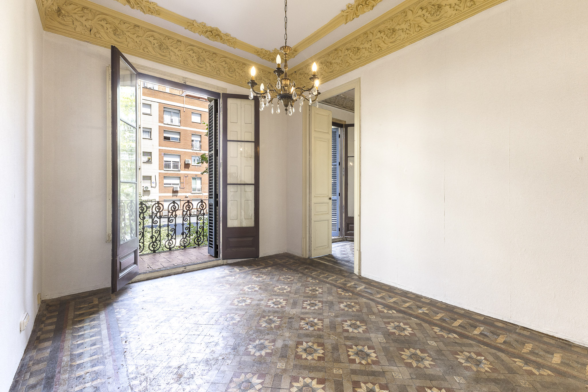 Joya Modernista a Reformar en Finca Catalogada en calle Diputació