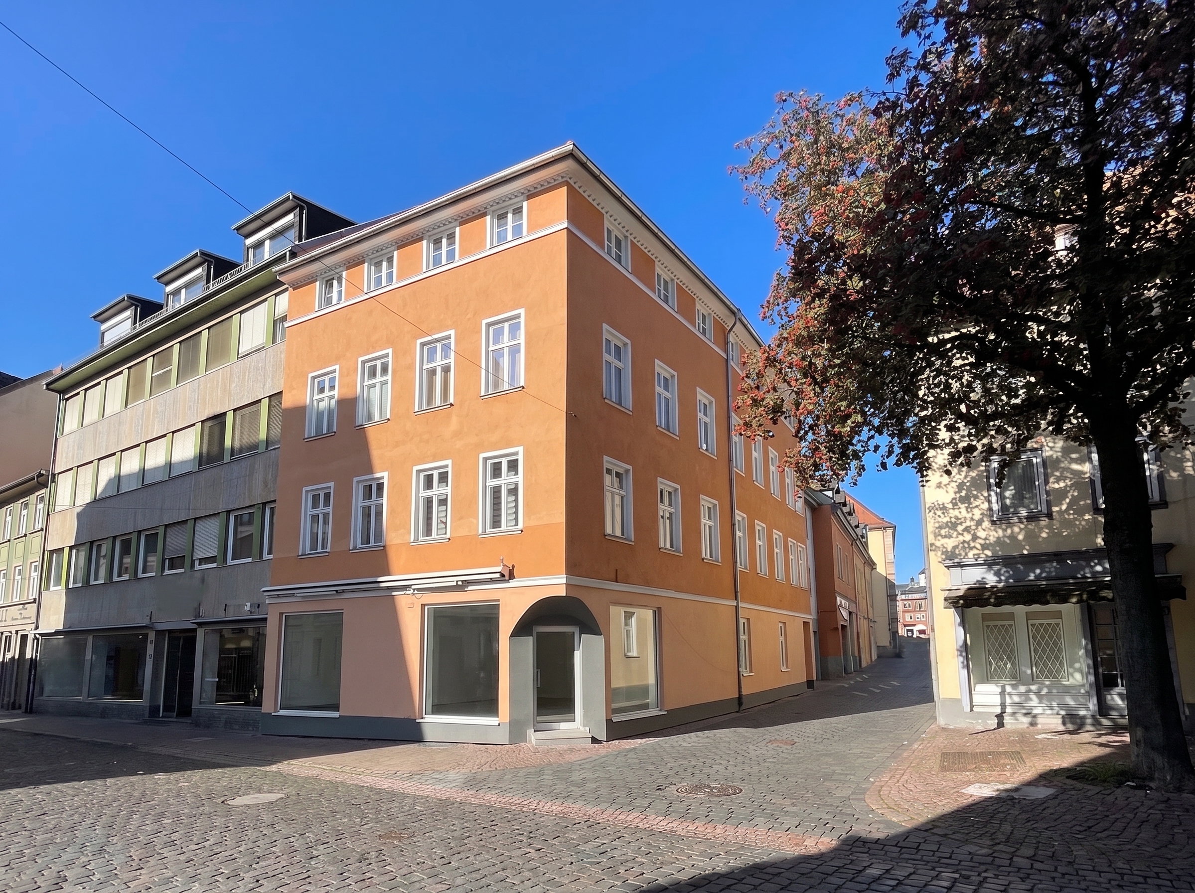 Wohnen mit Charme und Geschichte – zauberhafte Dachgeschosswohnung mit großer Loggia mitten in Fulda [KI-modifiziert]