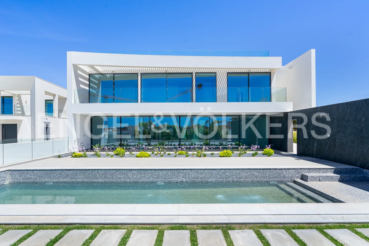New Villa : A Haven of Luxury and Technology