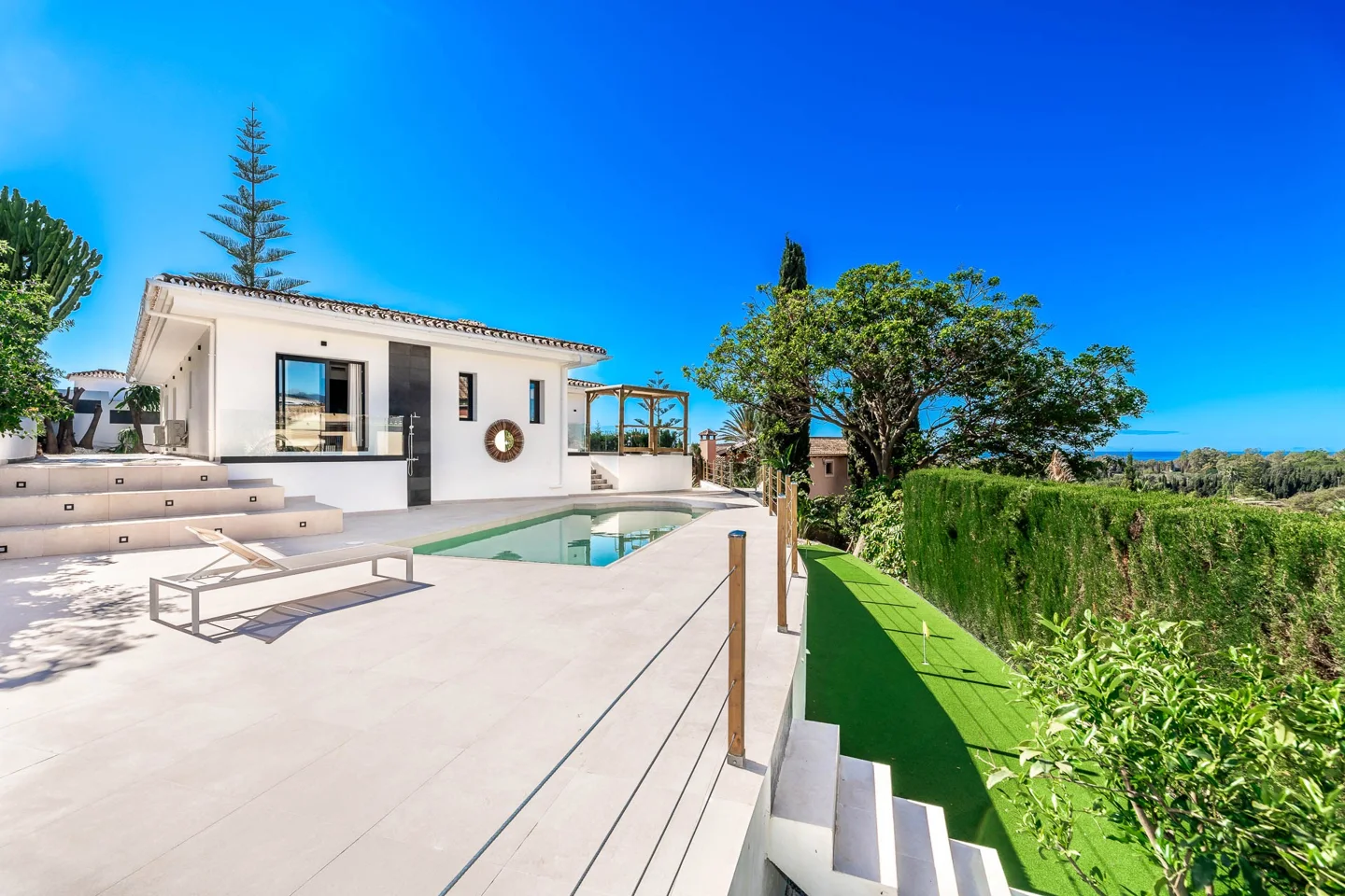 Moderne Villa in Elviria mit atemberaubendem Panoramablick auf das Meer