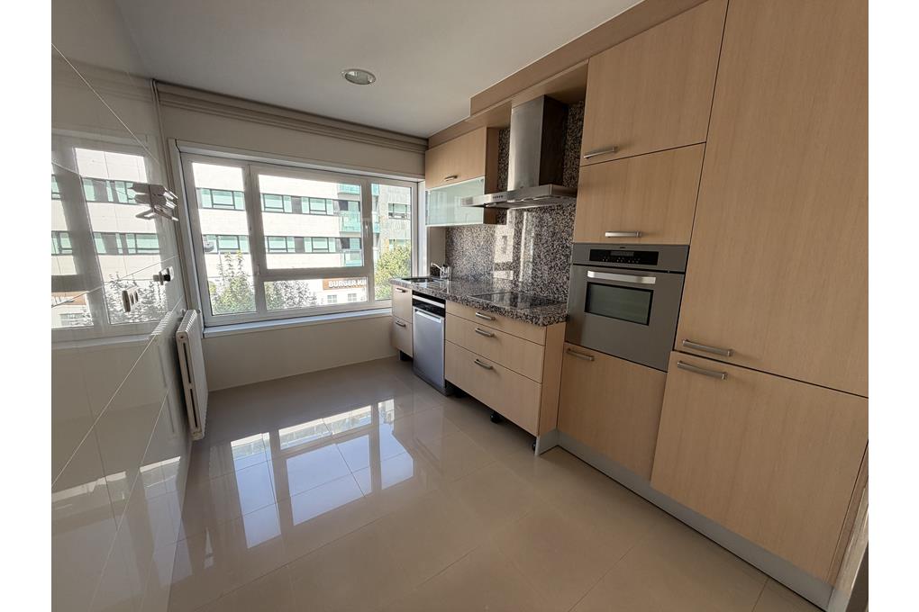 E&V sells a bright exterior apartment with a communal garden in Santa Marta.