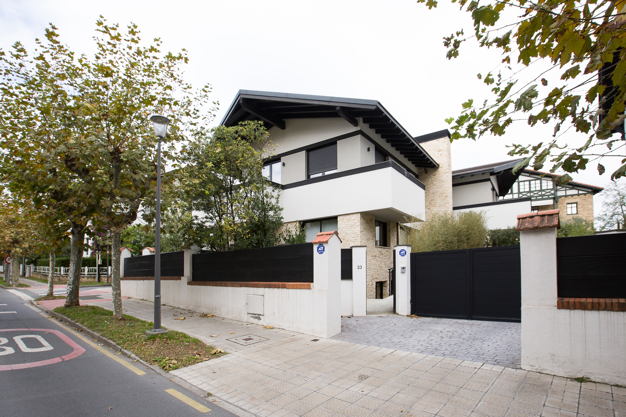 Semi-detached in central Neguri with independent studio.