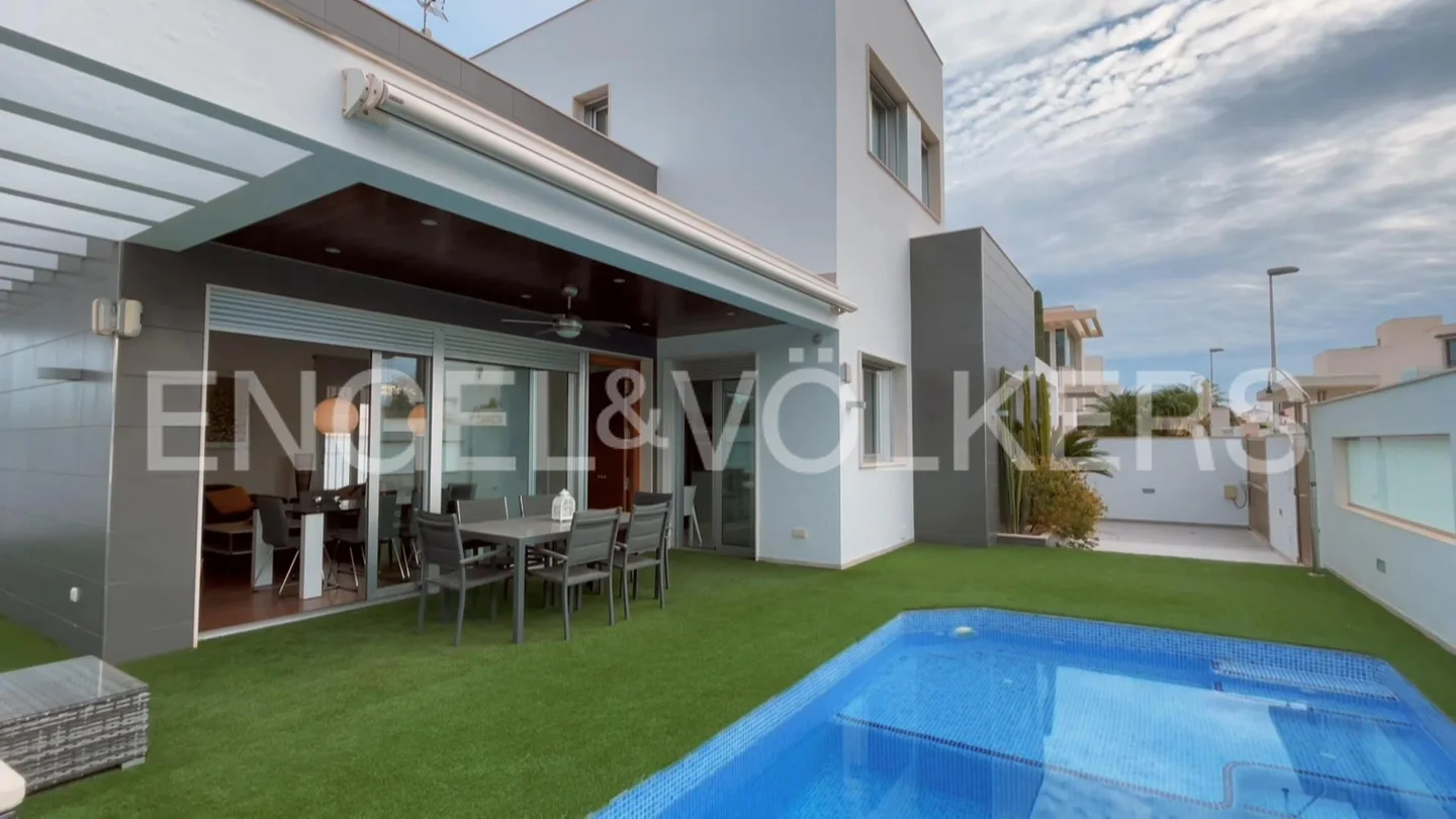 Detached villa with private pool in Mil Palmeras